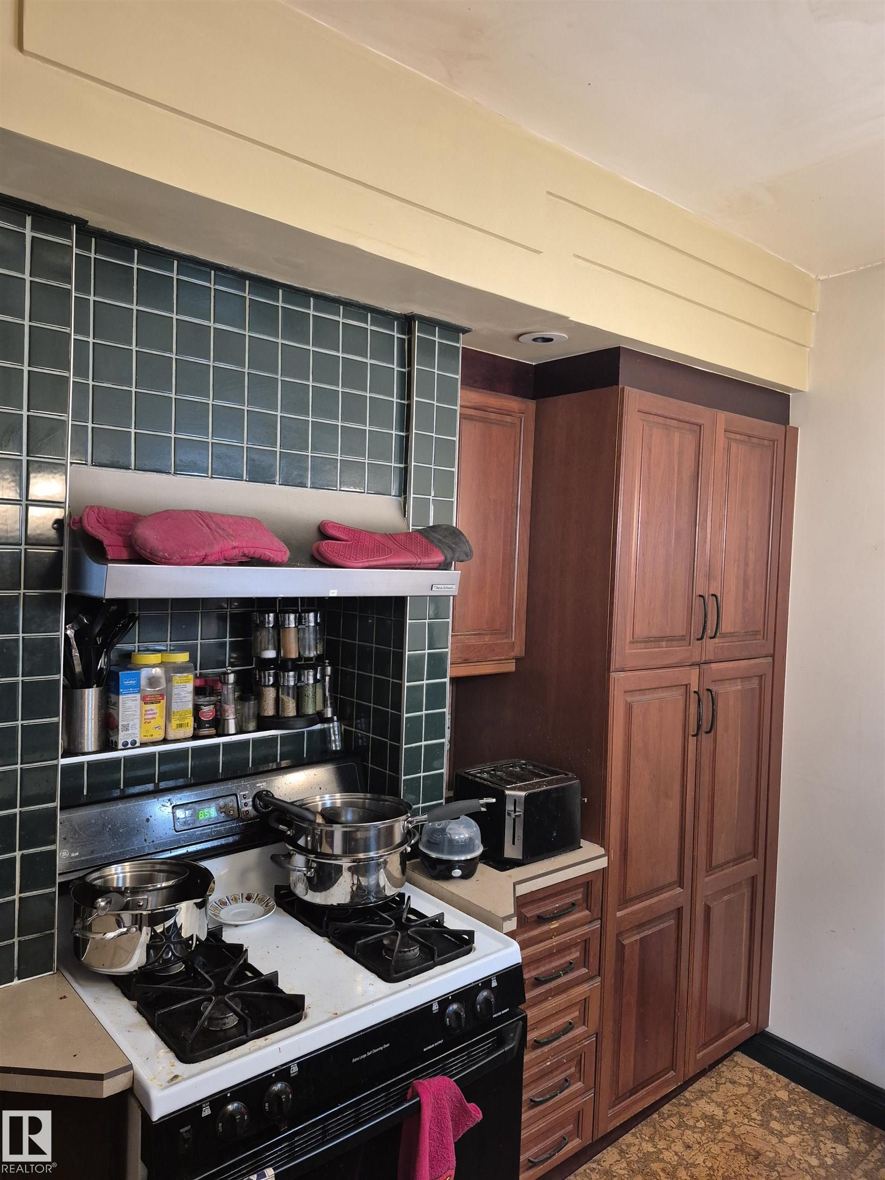 Photo 10 at 11301 87 Street NW, Parkdale, Edmonton