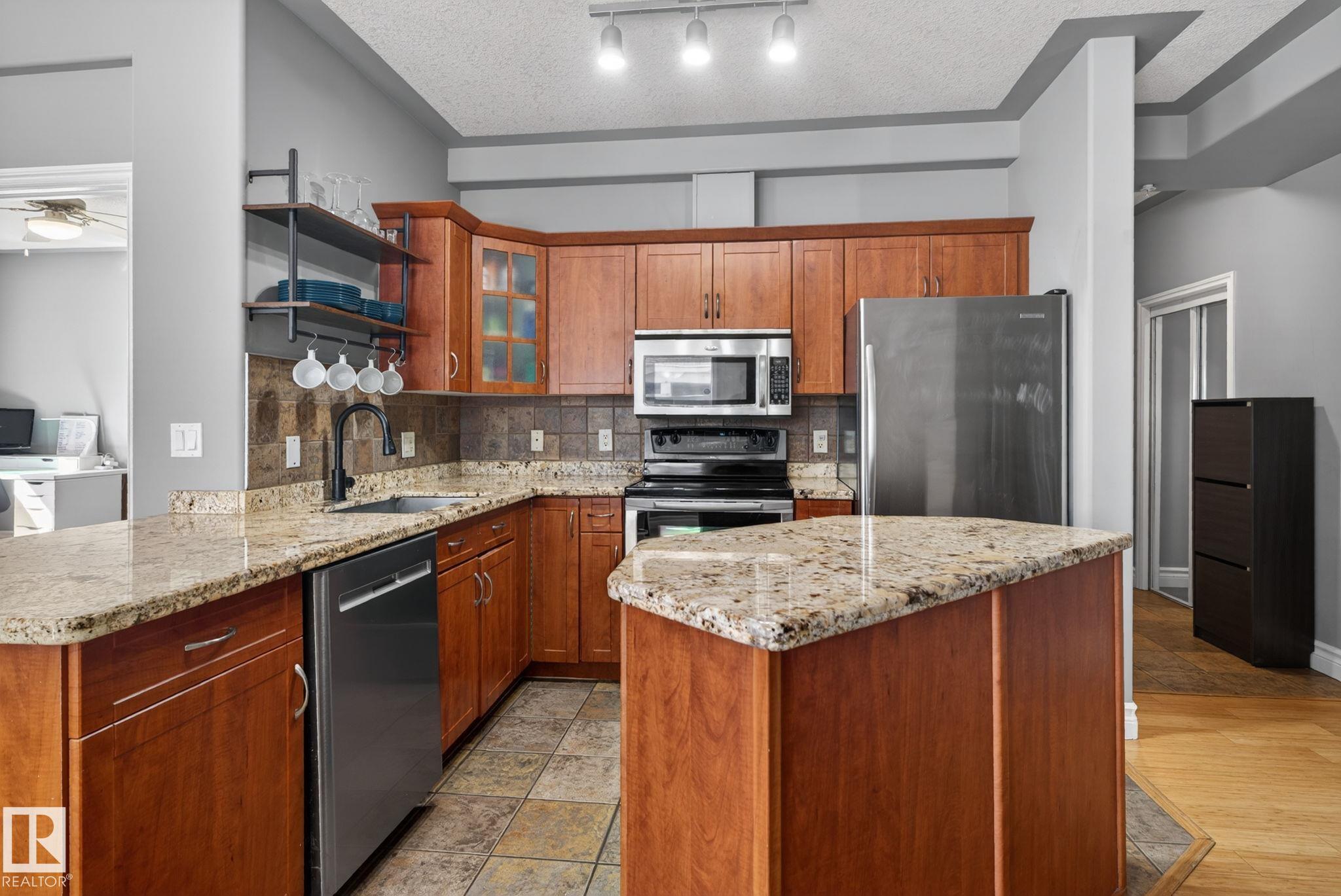 Photo 7 at 105 - 10033 116 Street NW, Wîhkwêntôwin, Edmonton