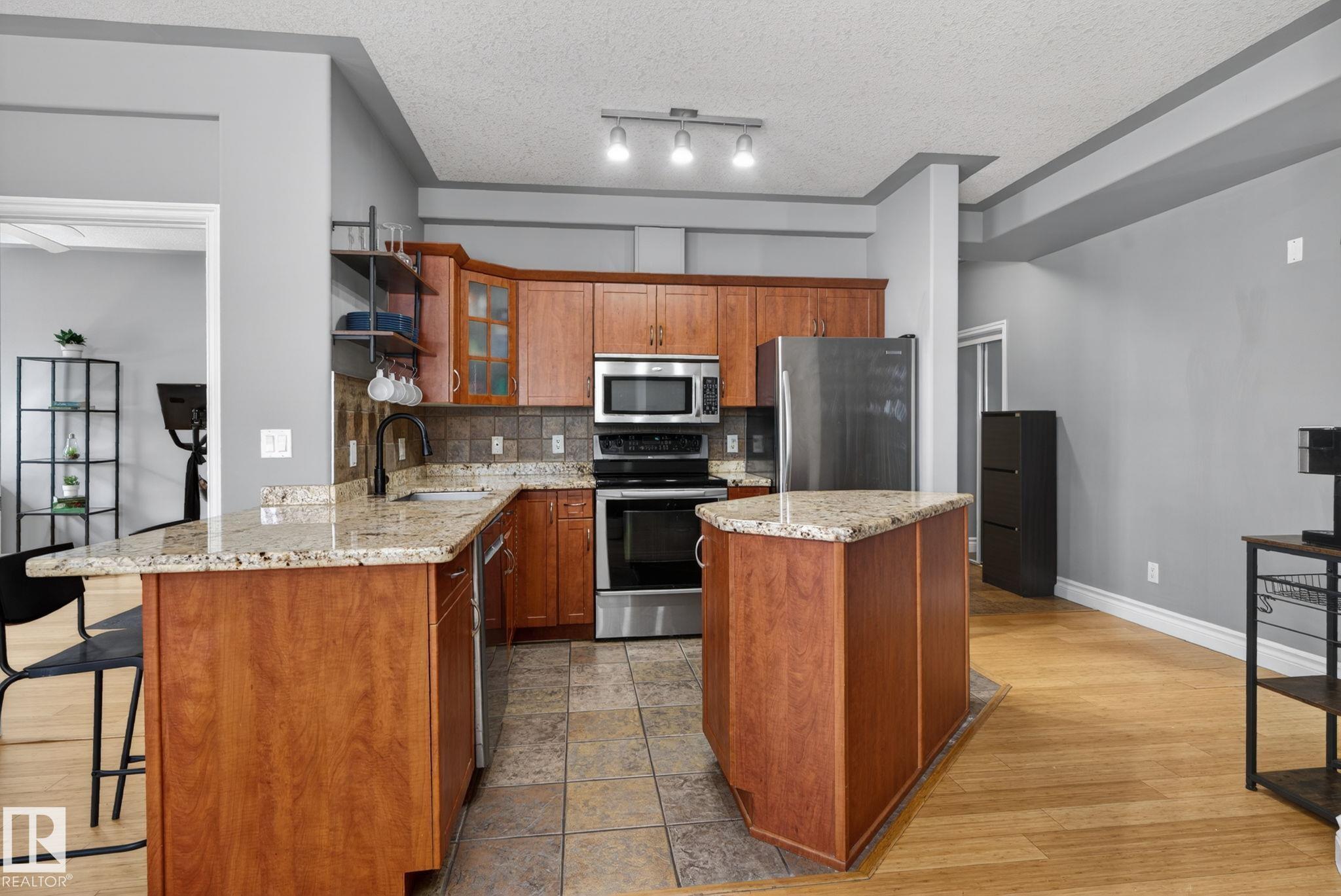 Photo 8 at 105 - 10033 116 Street NW, Wîhkwêntôwin, Edmonton