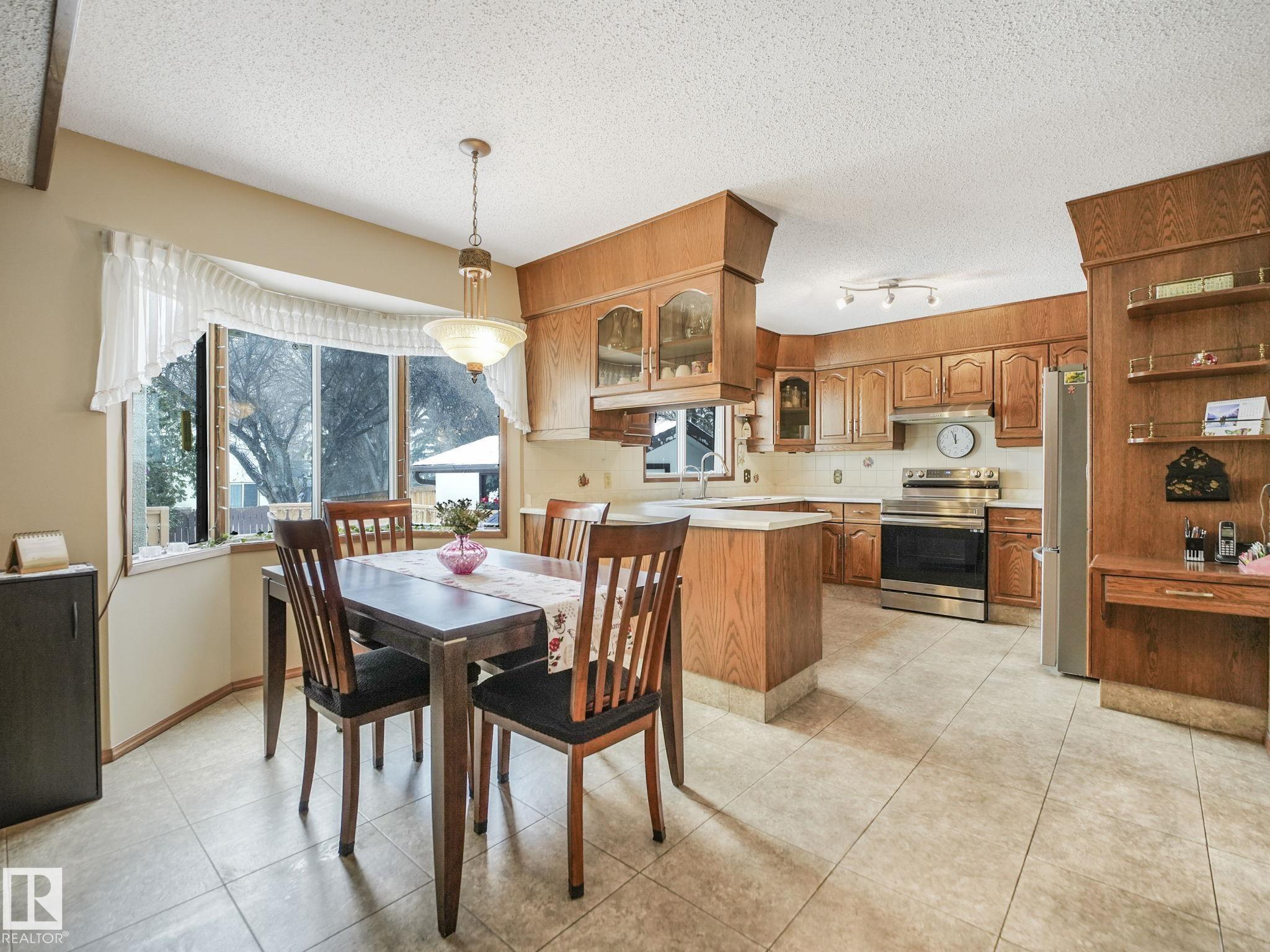 Photo 13 at 6106 37a Avenue NW, Hillview, Edmonton