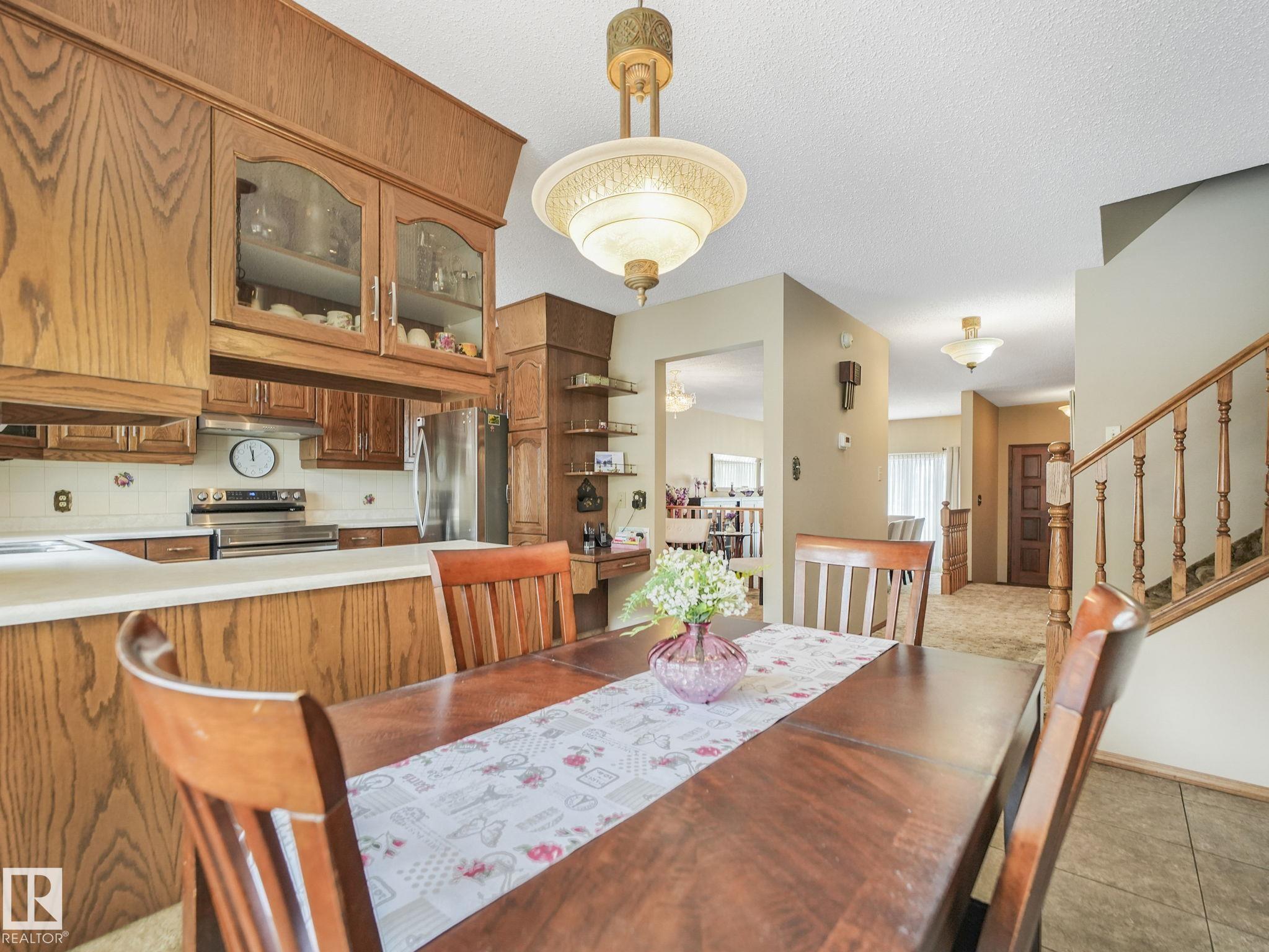 Photo 14 at 6106 37a Avenue NW, Hillview, Edmonton