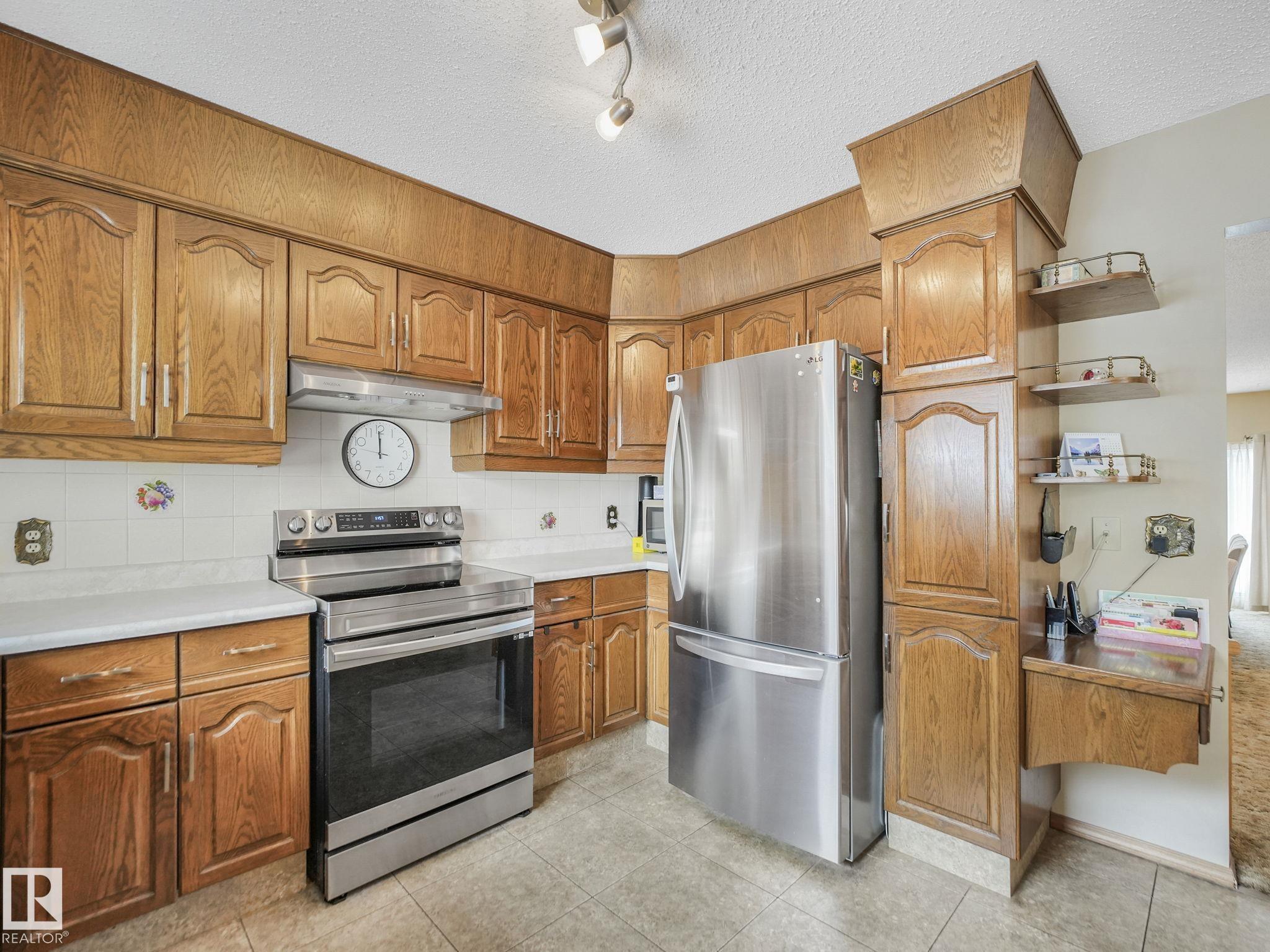 Photo 15 at 6106 37a Avenue NW, Hillview, Edmonton