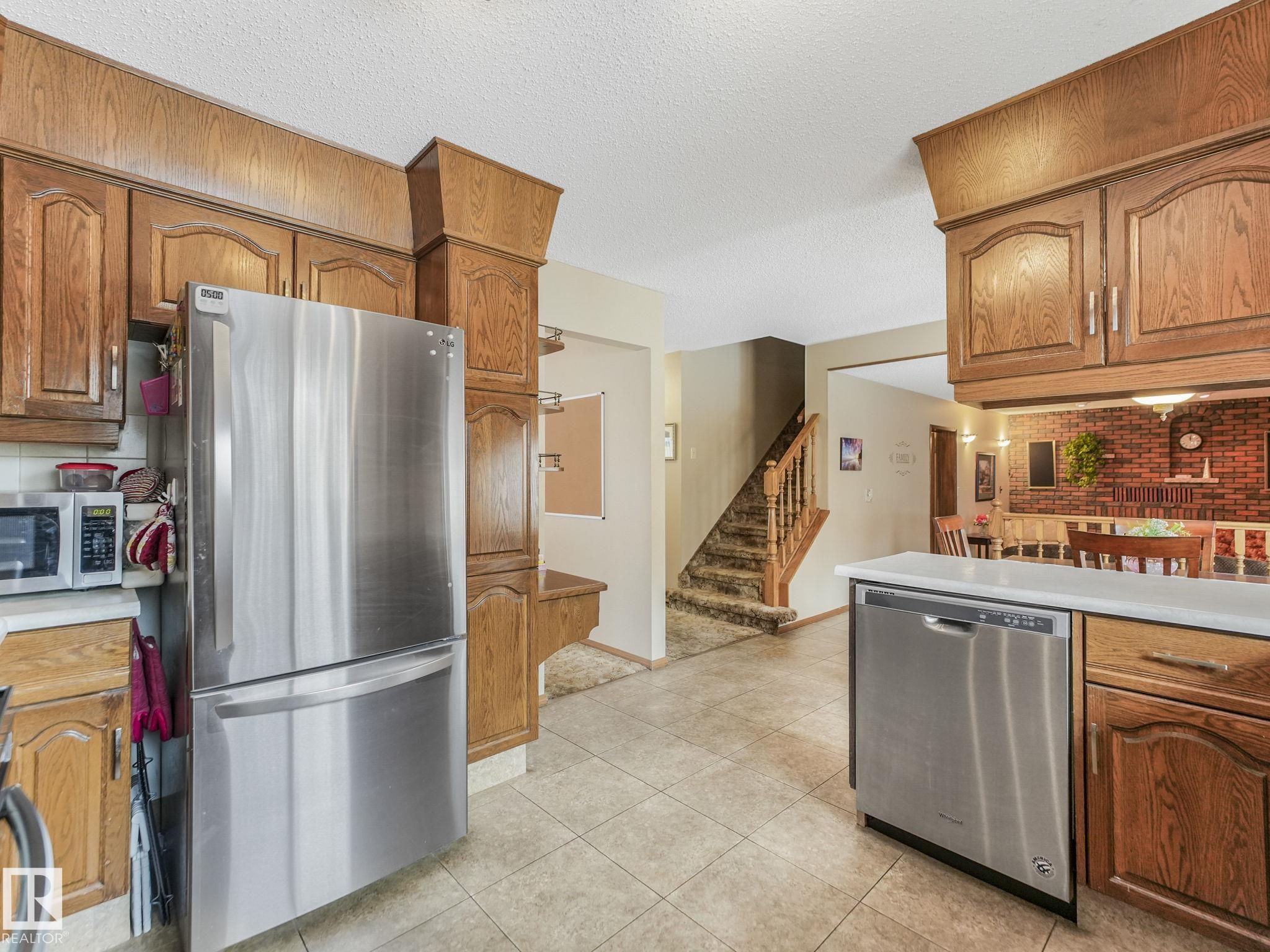 Photo 16 at 6106 37a Avenue NW, Hillview, Edmonton