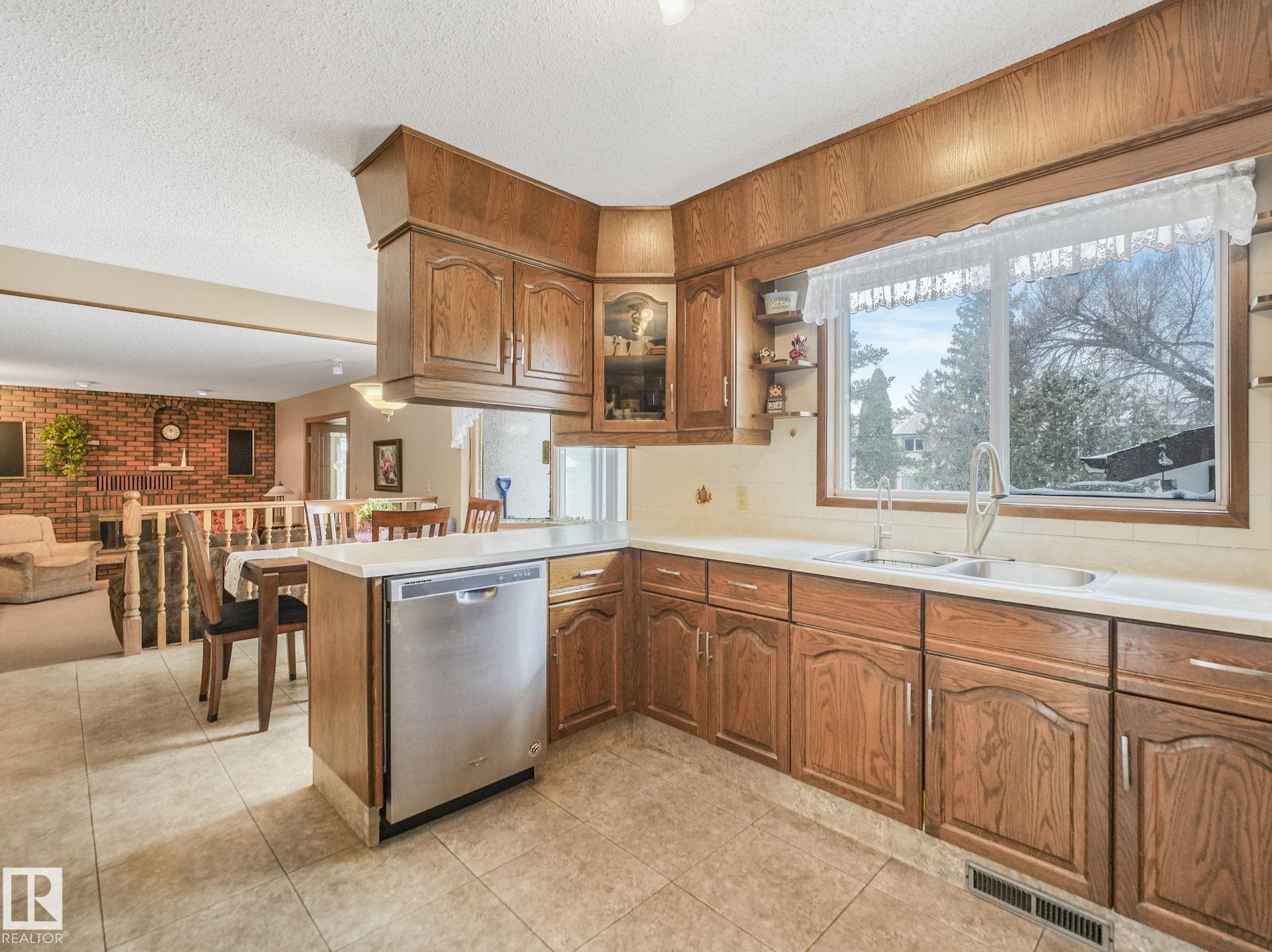 Photo 17 at 6106 37a Avenue NW, Hillview, Edmonton