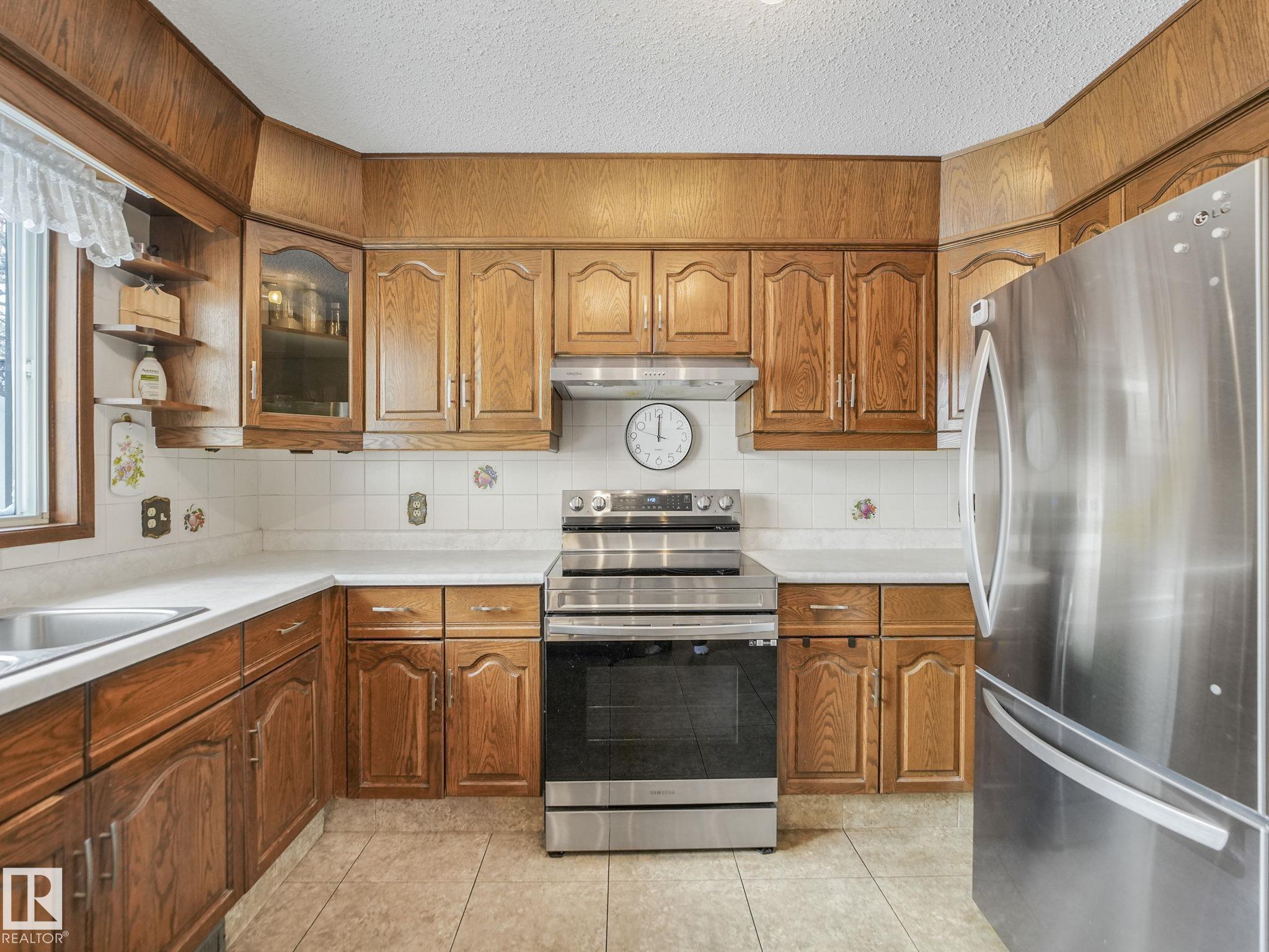 Photo 18 at 6106 37a Avenue NW, Hillview, Edmonton