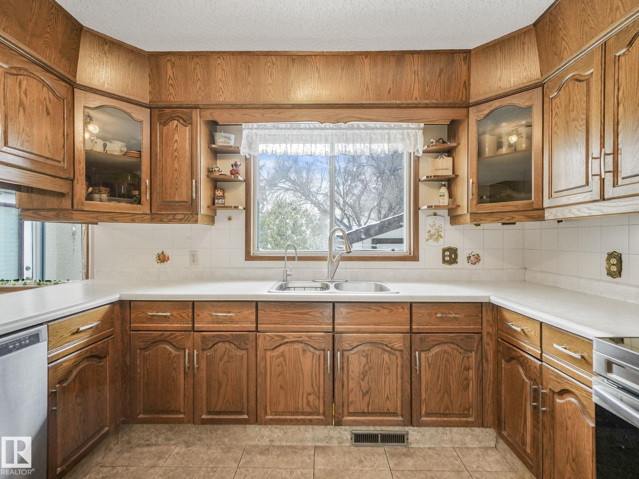Photo 19 at 6106 37a Avenue NW, Hillview, Edmonton