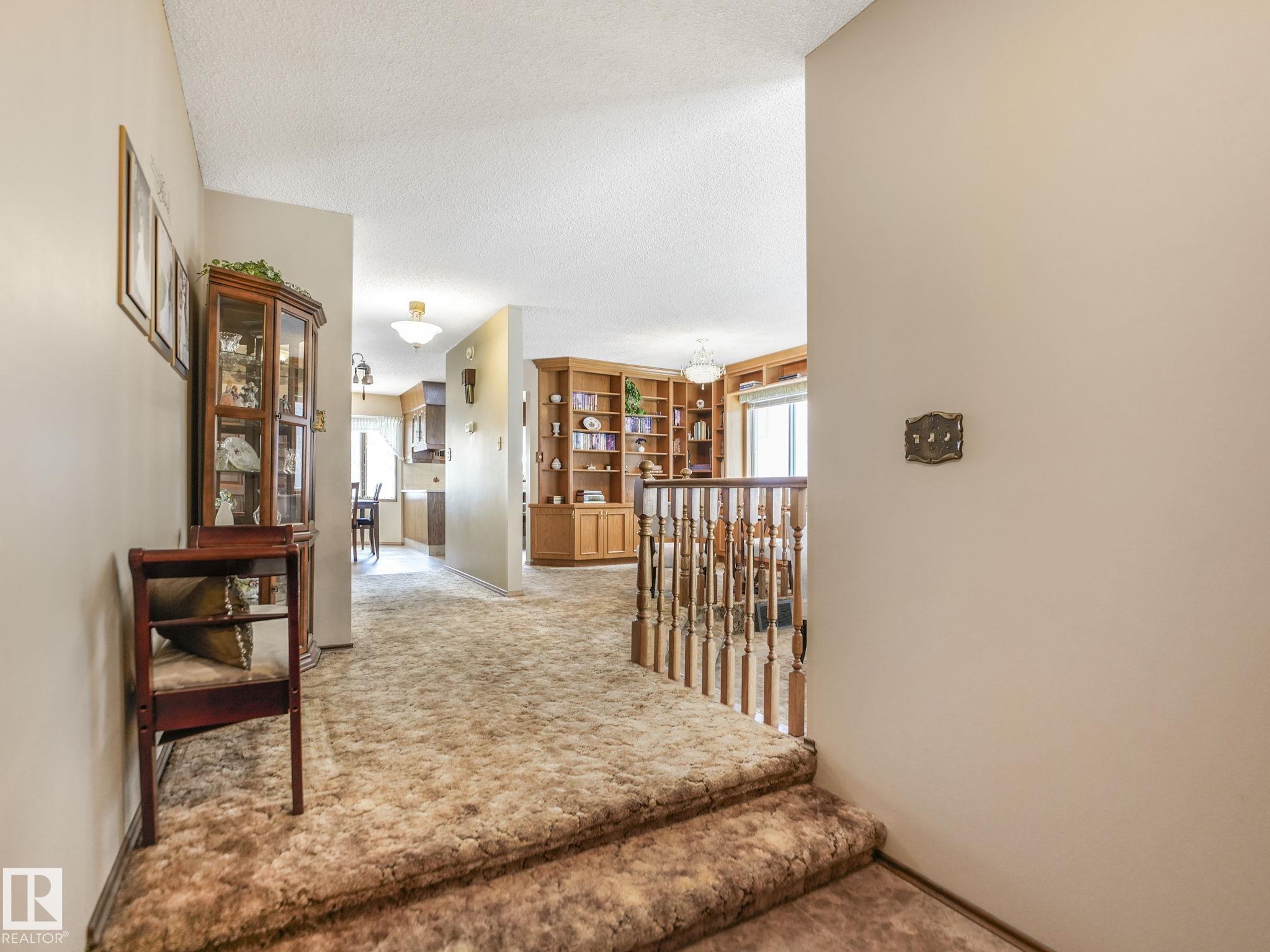 Photo 6 at 6106 37a Avenue NW, Hillview, Edmonton