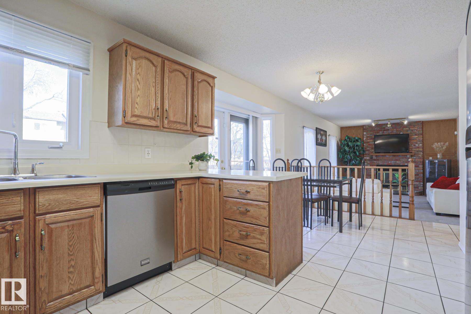 https://zimg.paragon.ice.com/ParagonImages/Property/PM/RAE/225397621/36/0/0/0561c4d3980e1e6c78dd686db880aded/1/6a0c4e873036498d262f89188fcce959/225397621-449377cf-5a85-4cc5-ae1f-333939c85e88.JPG