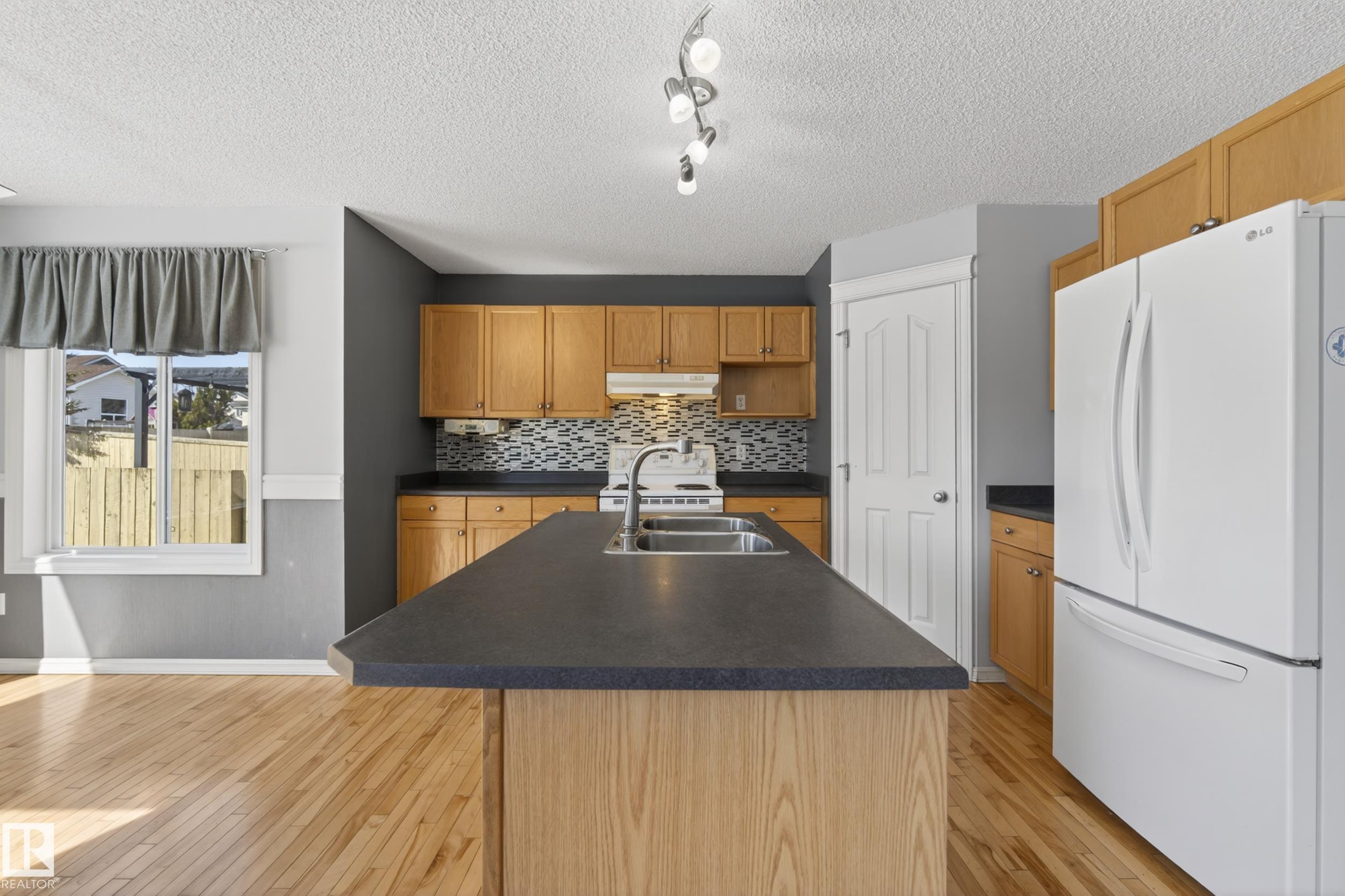 https://zimg.paragon.ice.com/ParagonImages/Property/PM/RAE/225397675/15/0/0/7f49c2ce4cae074a86caa87e27b28b3d/1/fb935056358ce63d2e61a3ea8adb7249/225397675-4c796062-0d25-479f-be5d-0b37f0c28e60.JPG