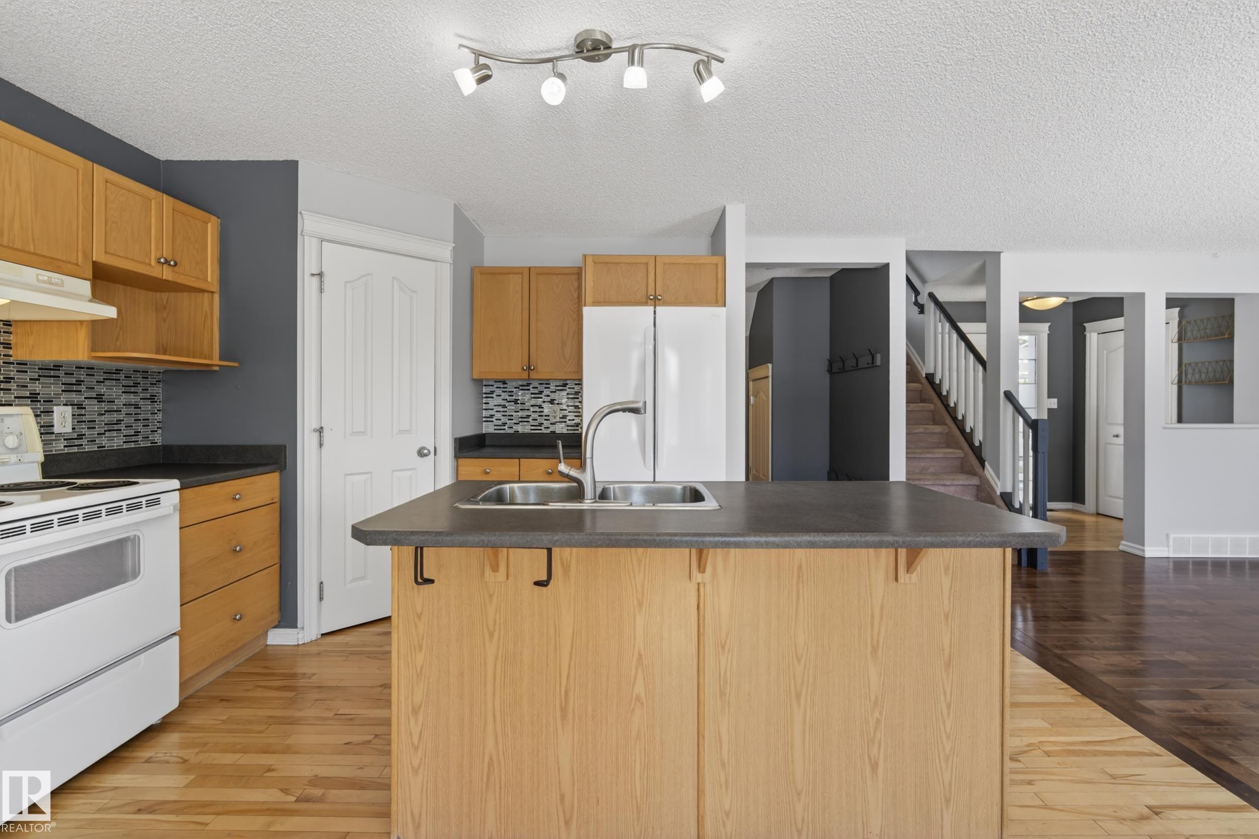 https://zimg.paragon.ice.com/ParagonImages/Property/PM/RAE/225397675/17/0/0/883457e47709faa1c557db6f3369aca5/1/fb935056358ce63d2e61a3ea8adb7249/225397675-806ee682-ad40-4013-855a-18a8073cfb94.JPG