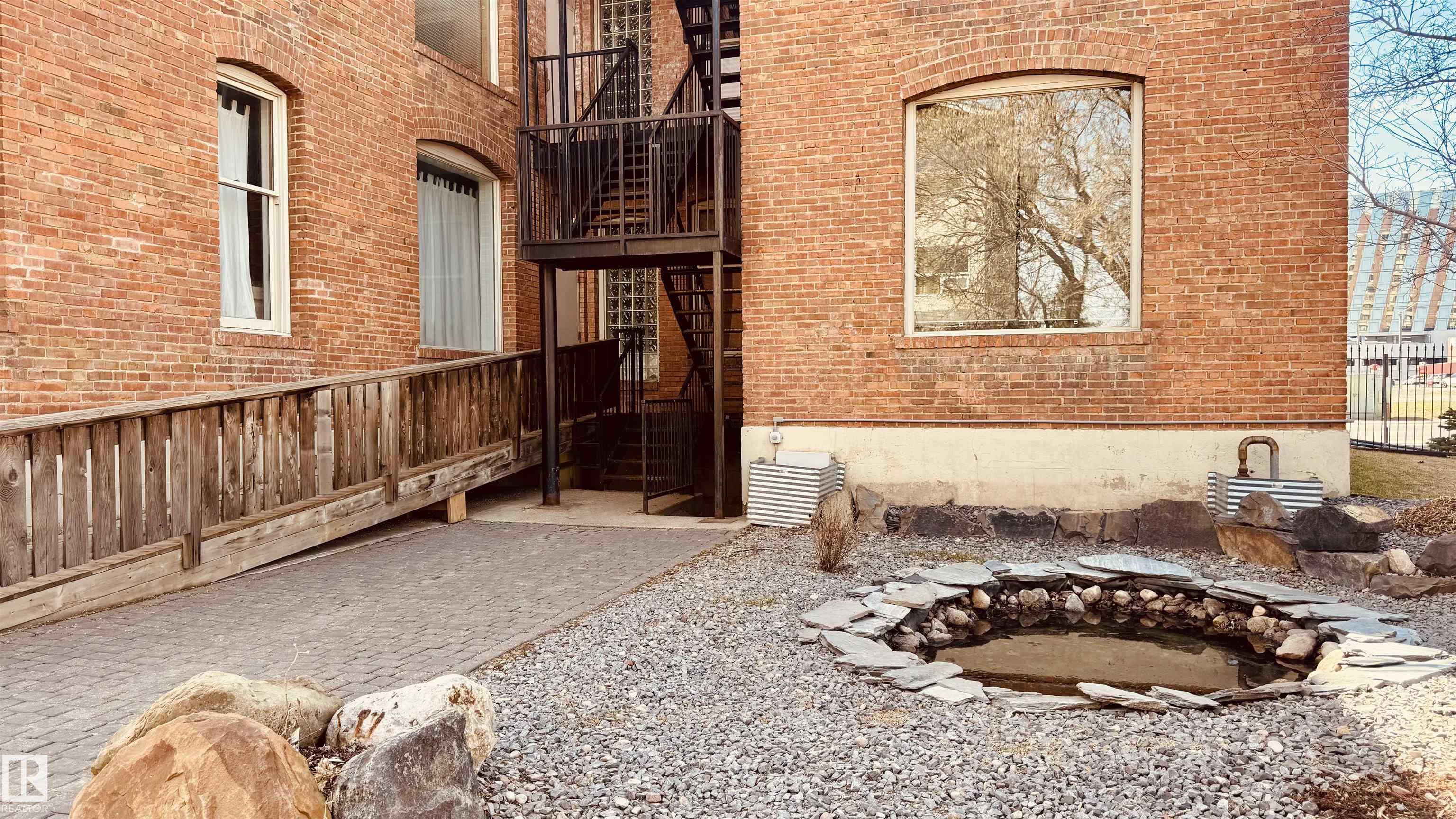 https://zimg.paragon.ice.com/ParagonImages/Property/PM/RAE/225397700/49/0/0/a69b2b17d073eadbbdacd31d32a0bbcf/1/06cdac08bca700550104d75f9085303f/225397700-3856815d-4832-4943-bed6-8b367bf18bff.JPG