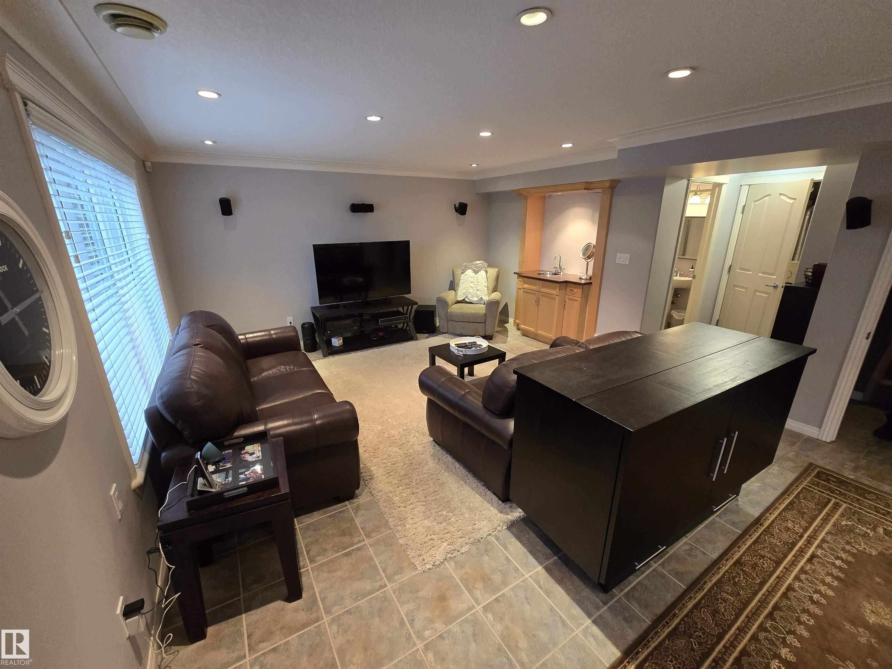 https://zimg.paragon.ice.com/ParagonImages/Property/PM/RAE/225397707/28/0/0/5c977a4b31842307108992fb36467134/1/05f56f45ccc696bdb62d4552532e4a1e/225397707-c62620fc-318f-4c4f-9138-07bc8bcb90dd.JPG