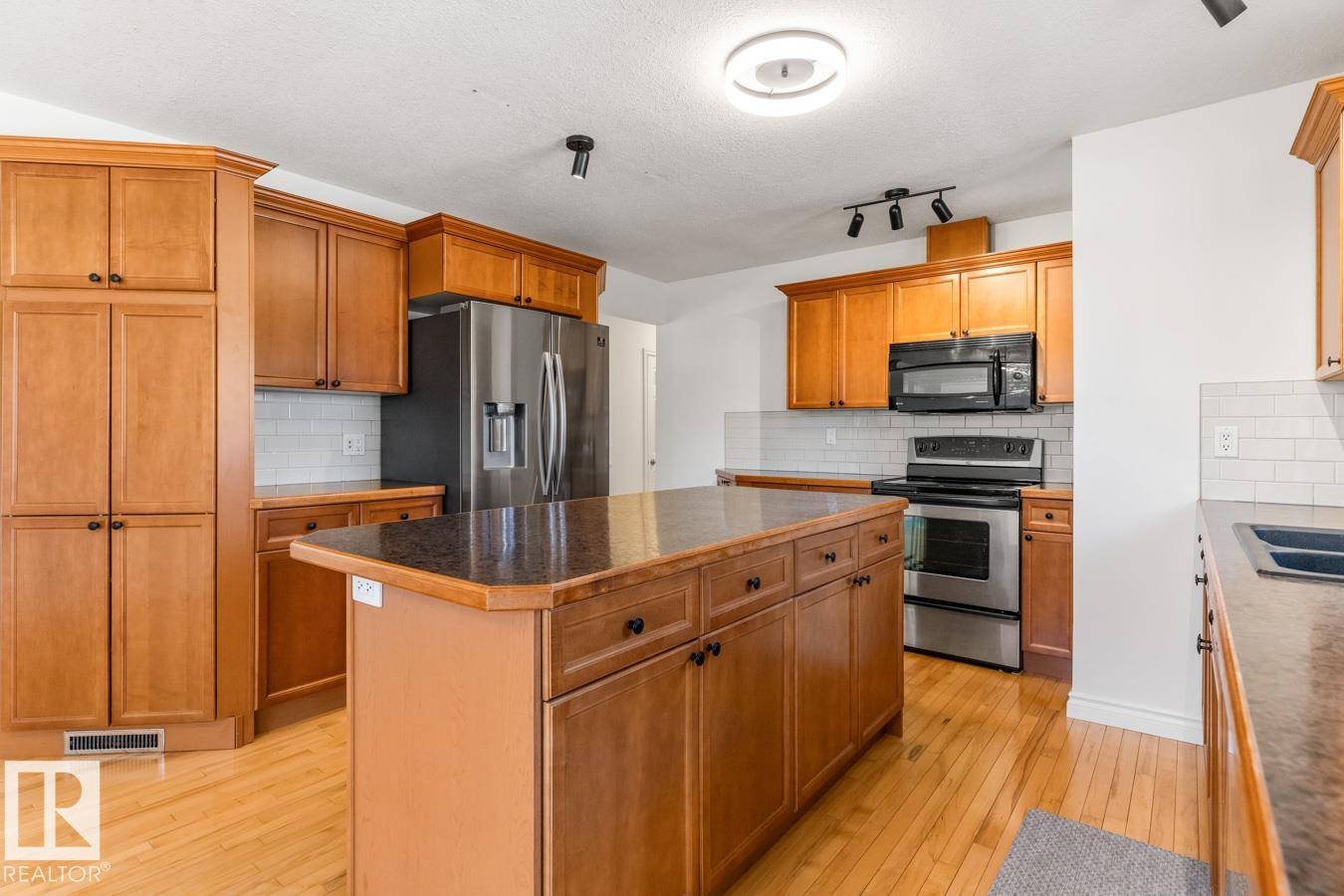 18536 68 Avenue NW, Ormsby Place, Edmonton