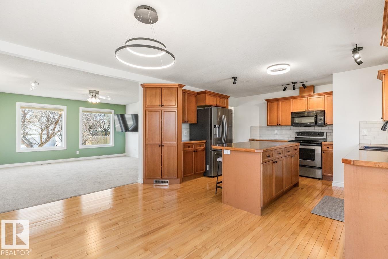 Photo 7 at 18536 68 Avenue NW, Ormsby Place, Edmonton