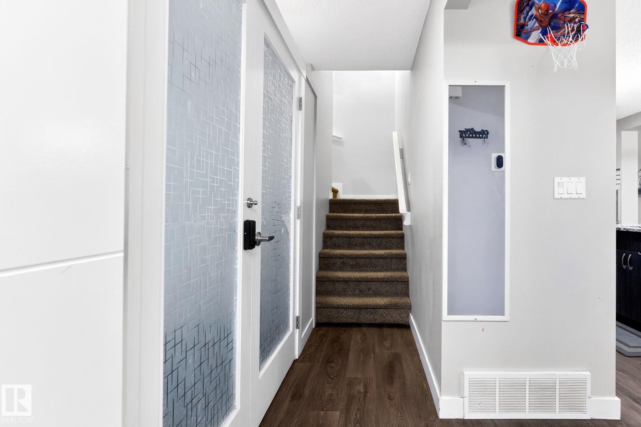 308 42 Avenue NW, Maple Crest, Edmonton