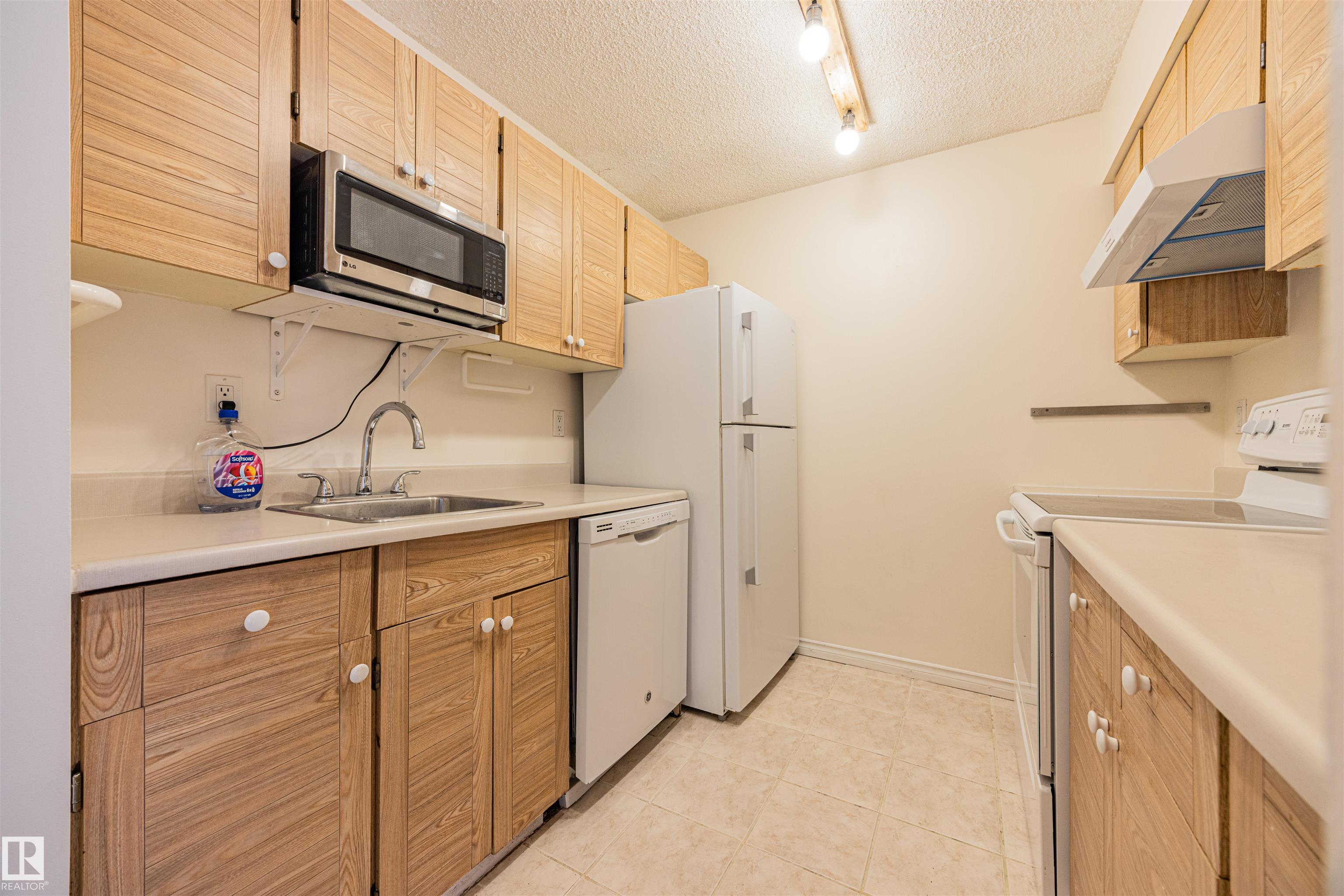 Photo 11 at 606 - 9917 110 Street NW, Wîhkwêntôwin, Edmonton