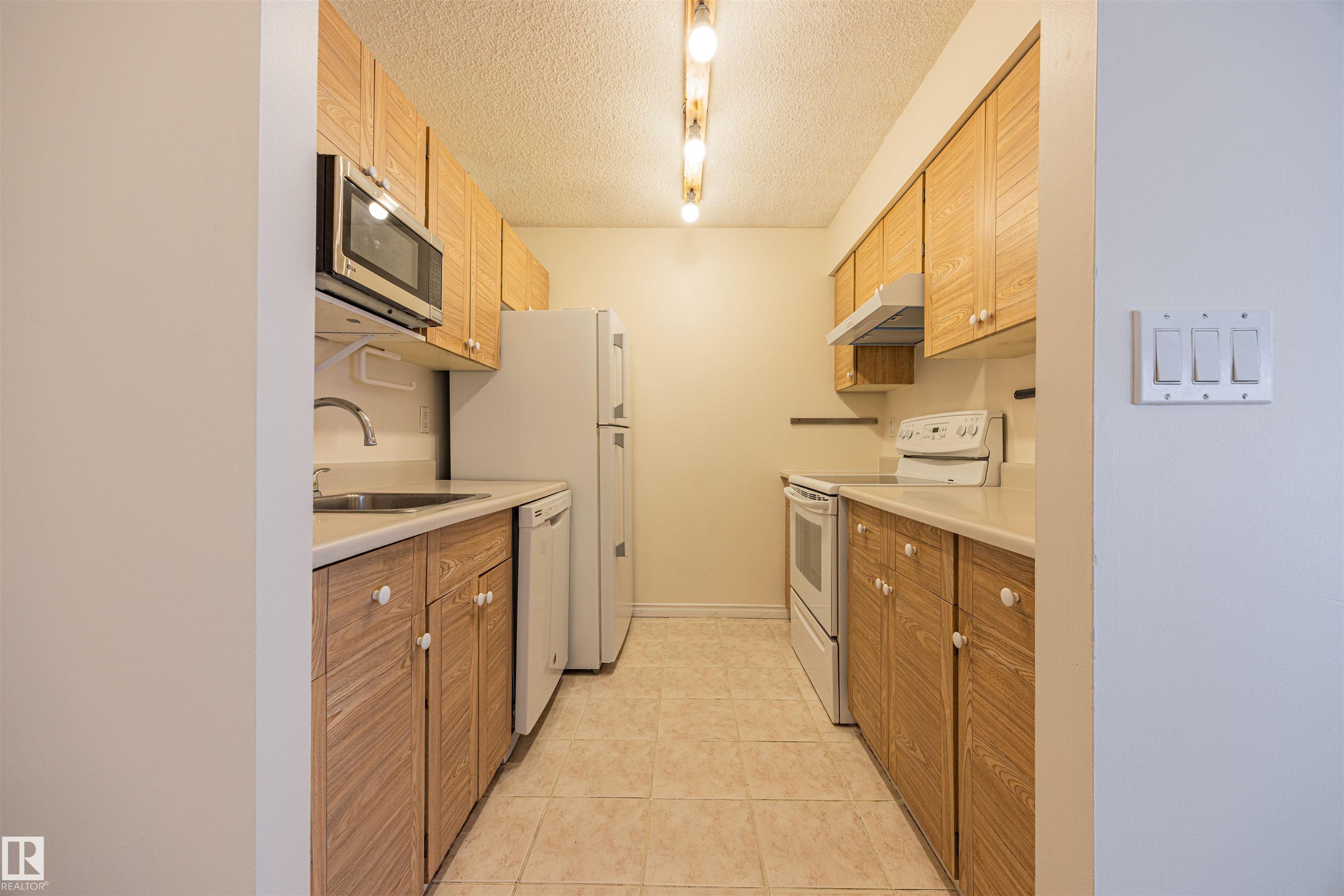 Photo 9 at 606 - 9917 110 Street NW, Wîhkwêntôwin, Edmonton