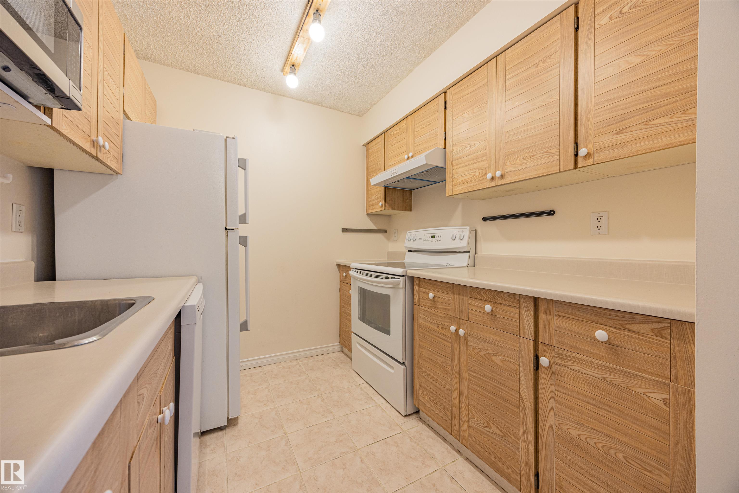Photo 10 at 606 - 9917 110 Street NW, Wîhkwêntôwin, Edmonton