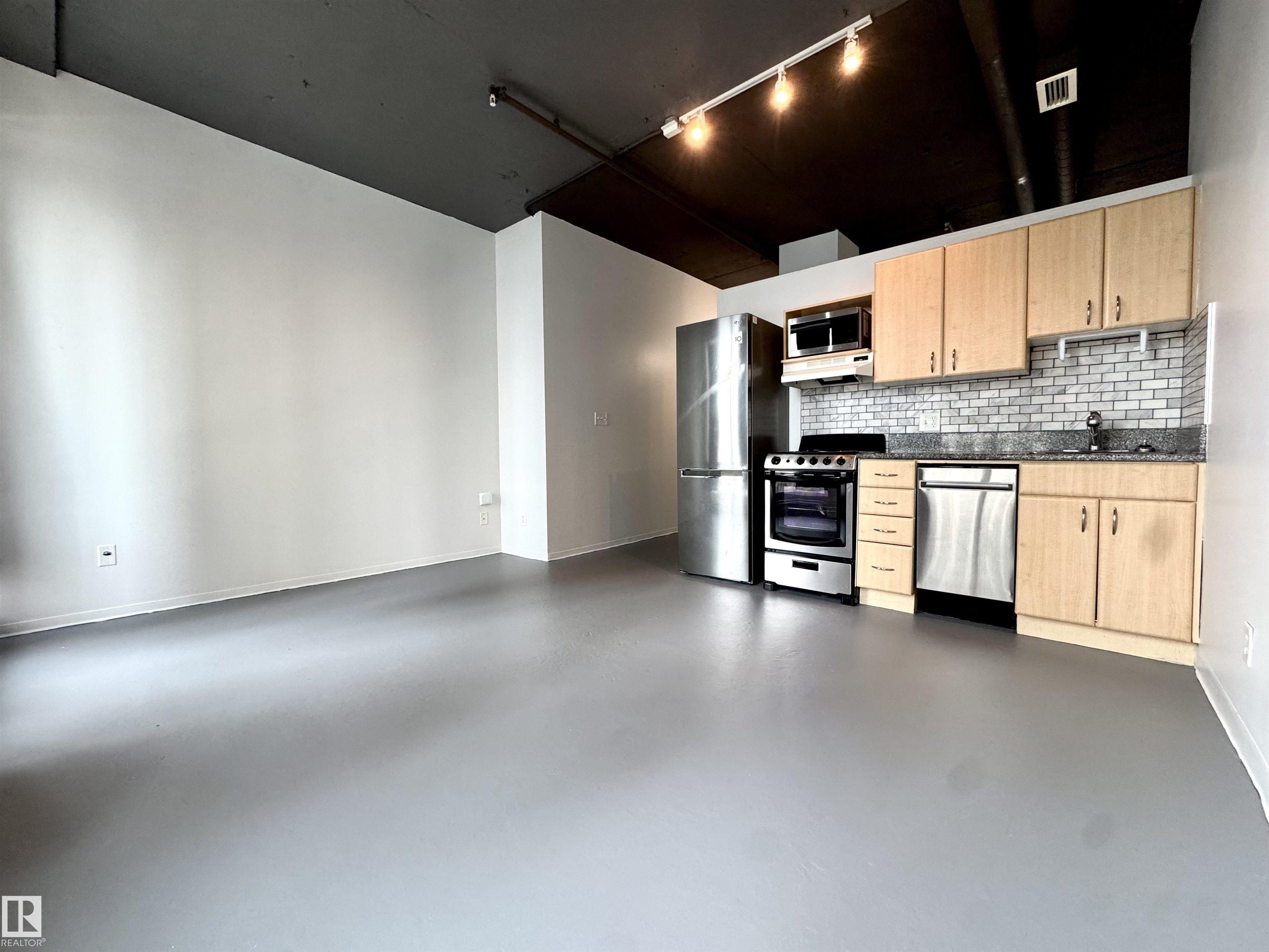 https://zimg.paragon.ice.com/ParagonImages/Property/PM/RAE/225397838/13/0/0/1e30cb874a602f608af62e2a0afc78d0/1/7717d5ea9b9849dda418ab798cead7bc/225397838-2be9c34b-4e99-4f10-bdfe-8b605a11782e.JPG