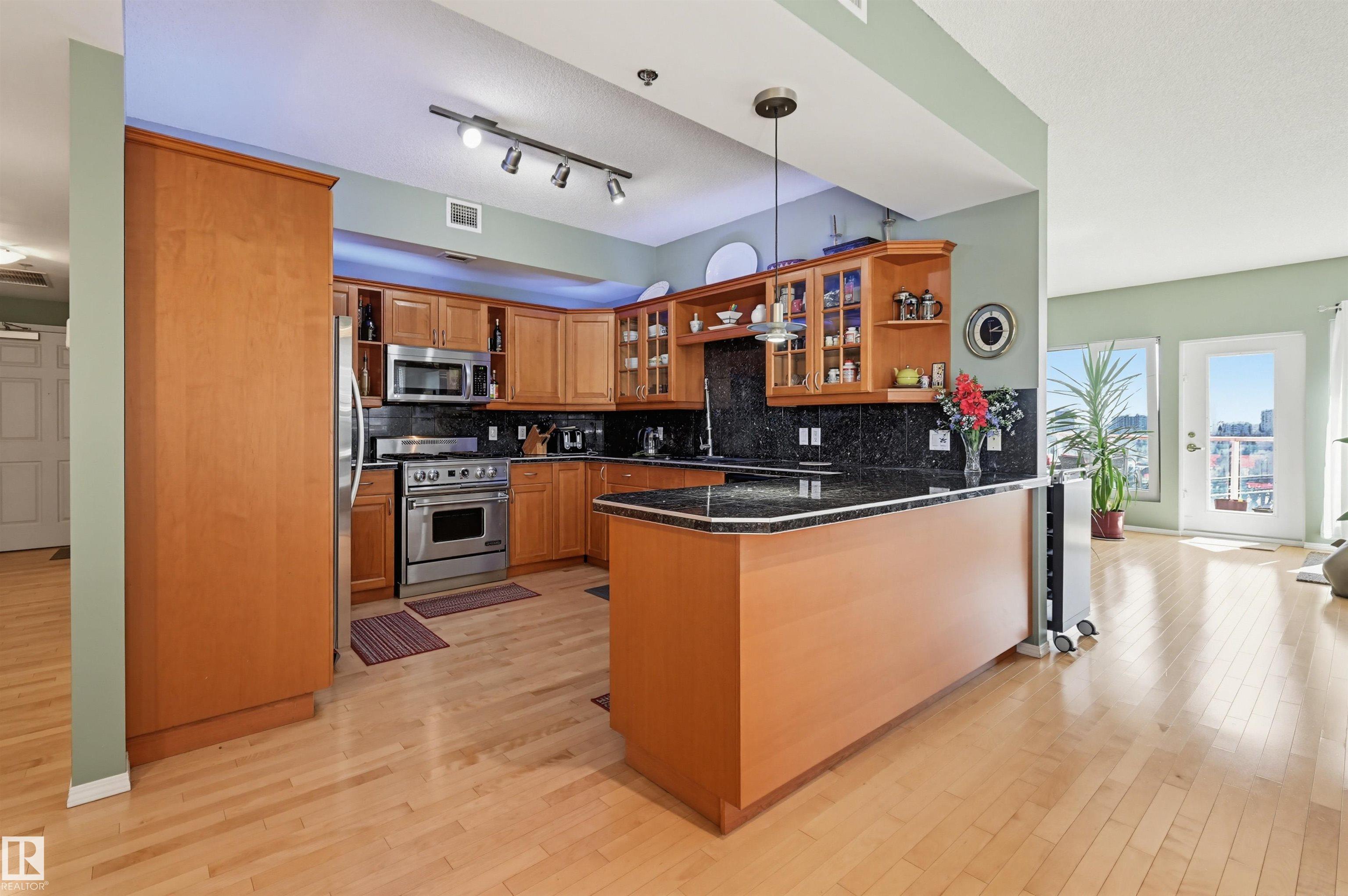 Photo 4 at 801 - 9708 110 Street NW, Wîhkwêntôwin, Edmonton