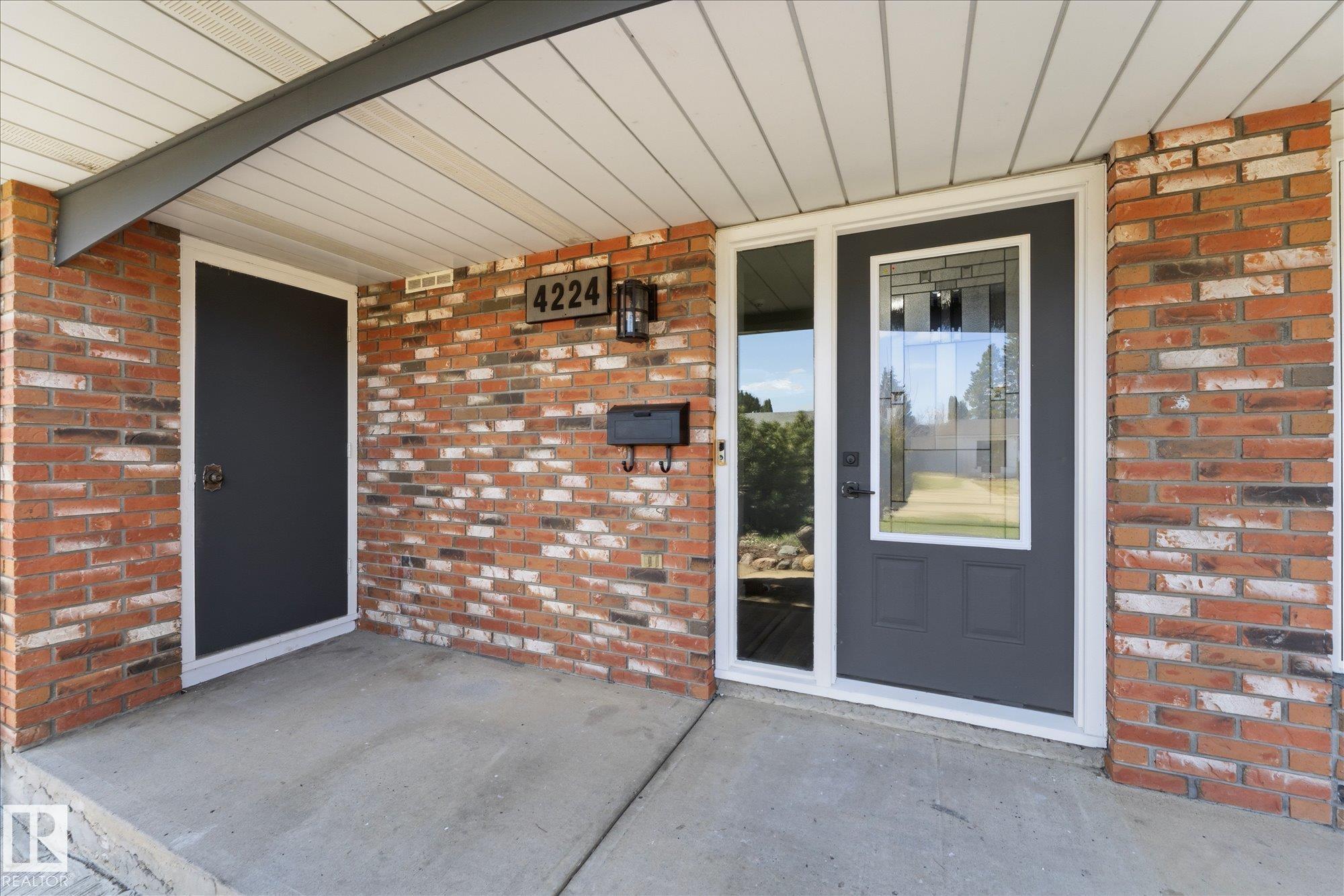 Photo 2 at 4224 110 Street NW, Rideau Park, Edmonton