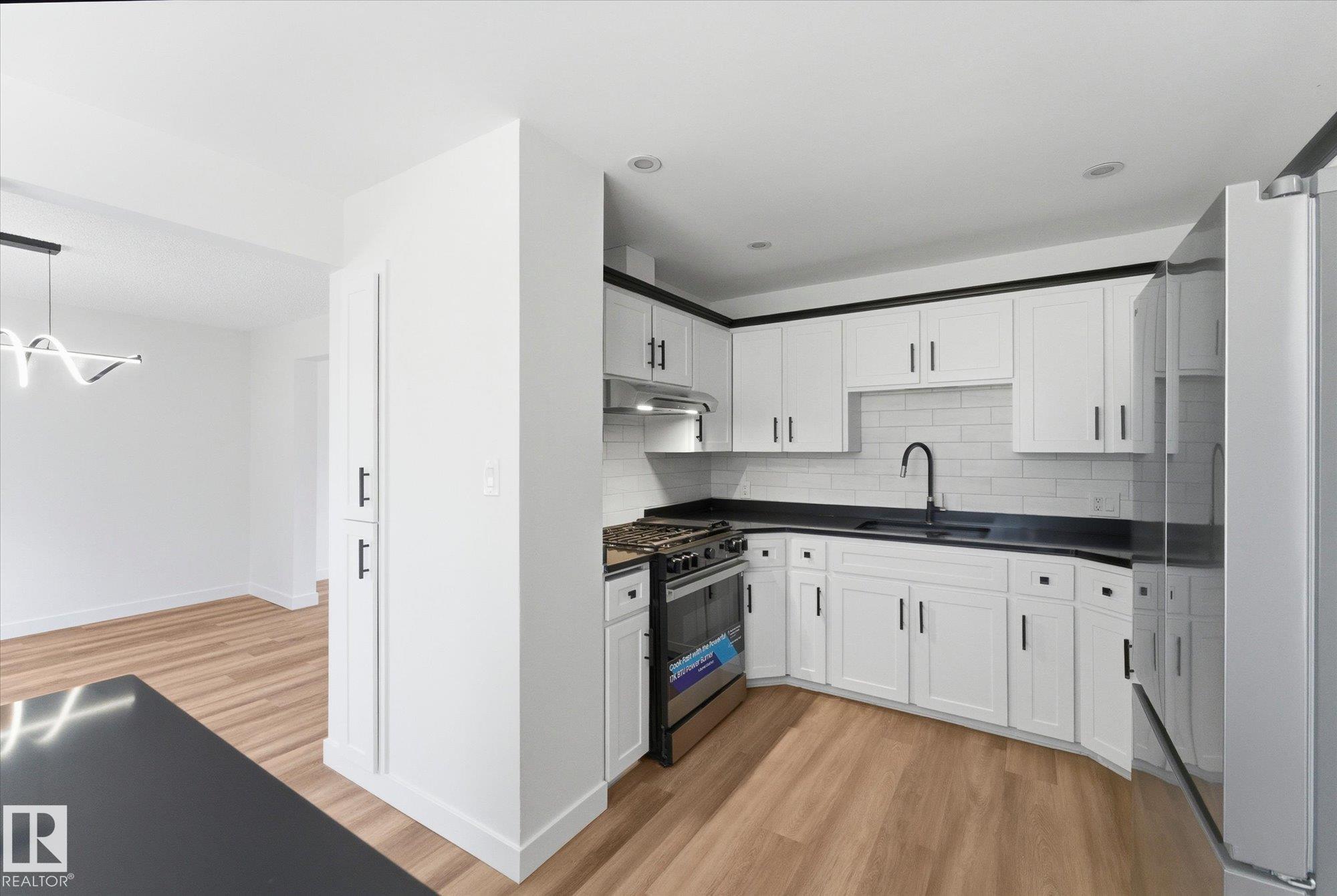 Photo 4 at 4224 110 Street NW, Rideau Park, Edmonton