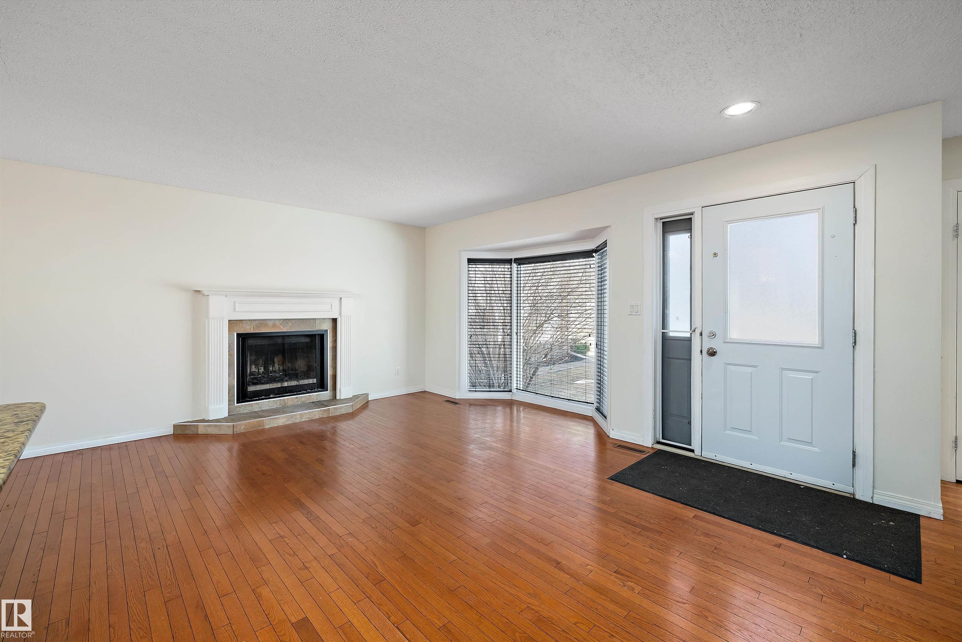 https://zimg.paragon.ice.com/ParagonImages/Property/PM/RAE/225397933/7/0/0/68eaa489ad292e207d1d5ce641d951b8/1/7326c5be1283799e9848aaa43cbde875/225397933-eb064150-f26c-4ad0-9bb6-b78c70a419f1.JPG
