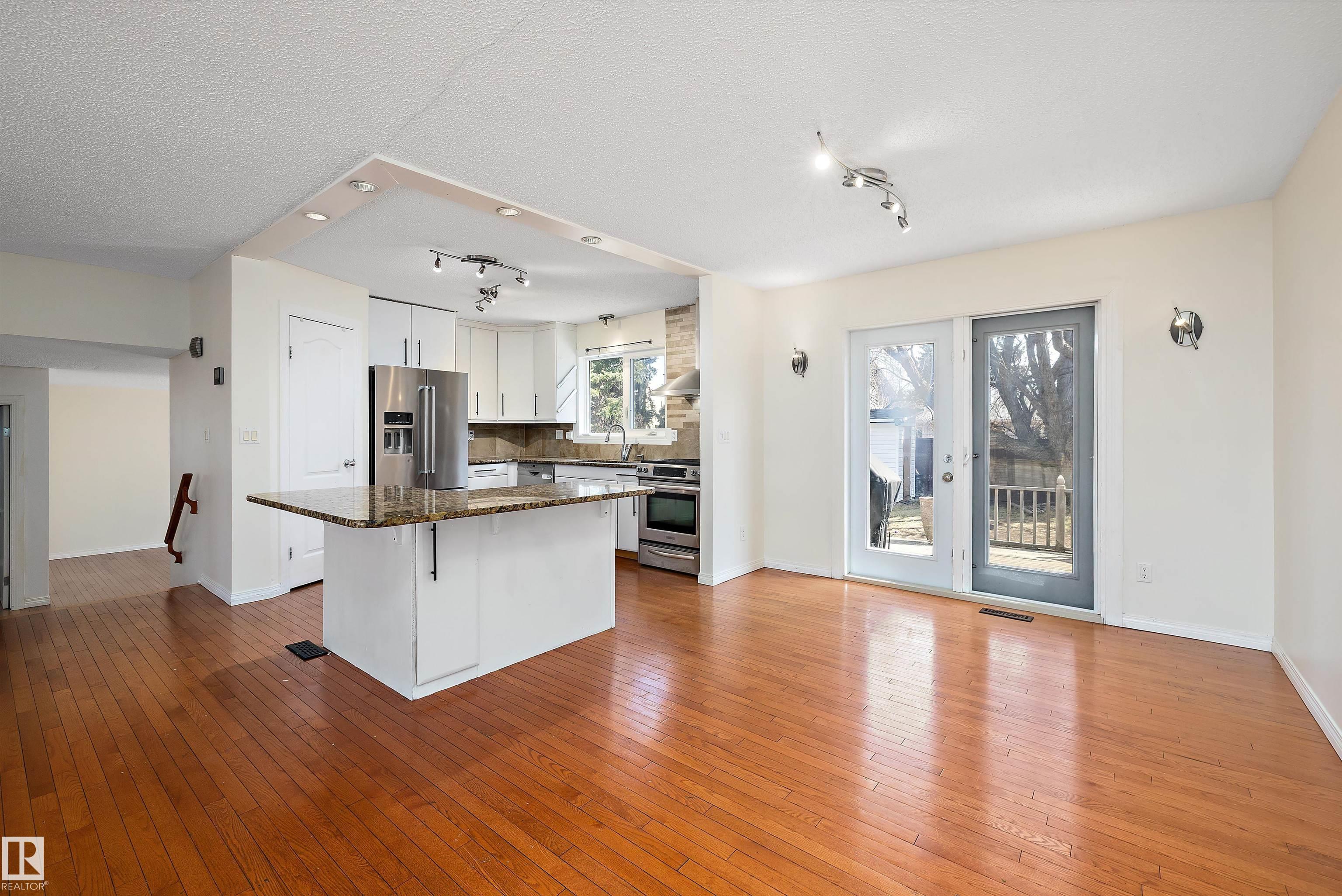 https://zimg.paragon.ice.com/ParagonImages/Property/PM/RAE/225397933/9/0/0/12bdb6be1c6d8498334d92004627a0ec/1/7326c5be1283799e9848aaa43cbde875/225397933-9bf09697-e71a-4a22-802c-f8c09b704bd8.JPG