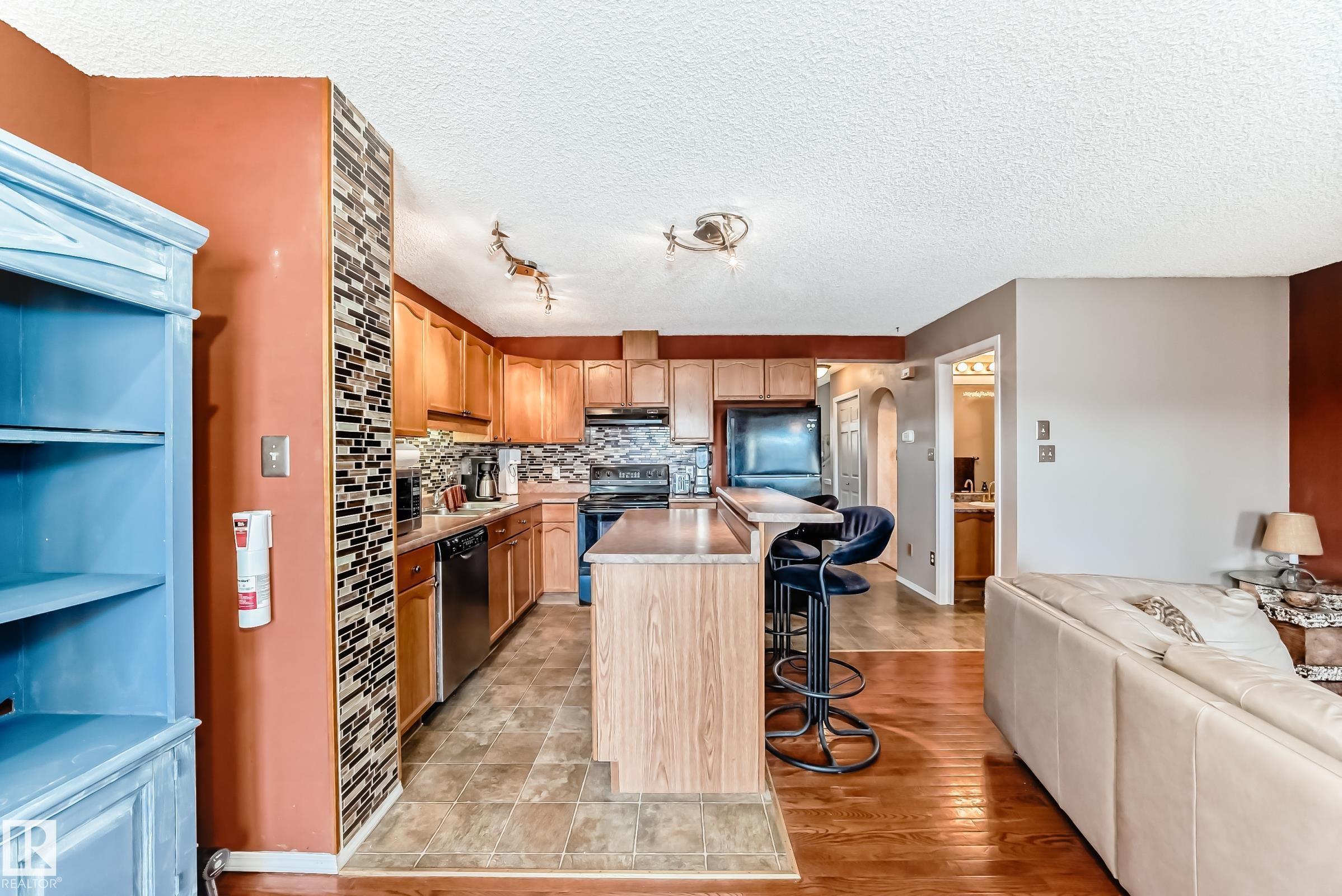 2927 30 Street NW, Silver Berry, Edmonton
