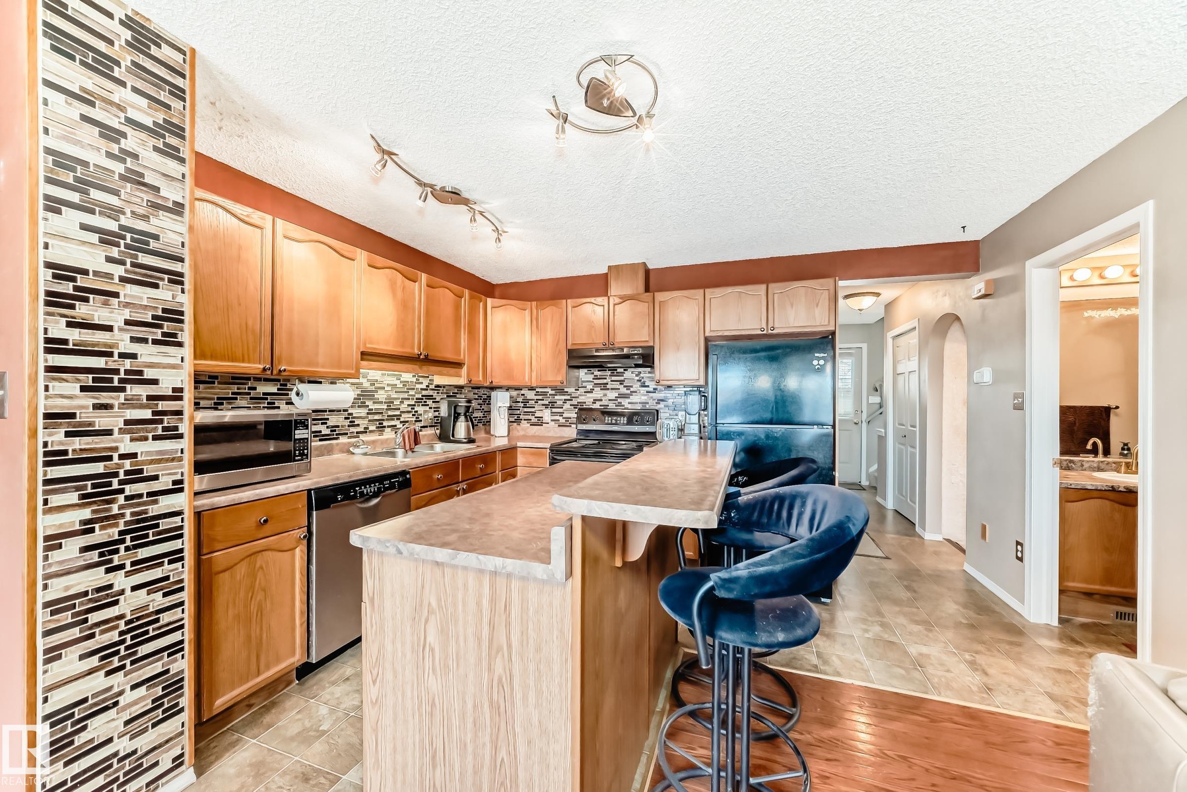 2927 30 Street NW, Silver Berry, Edmonton