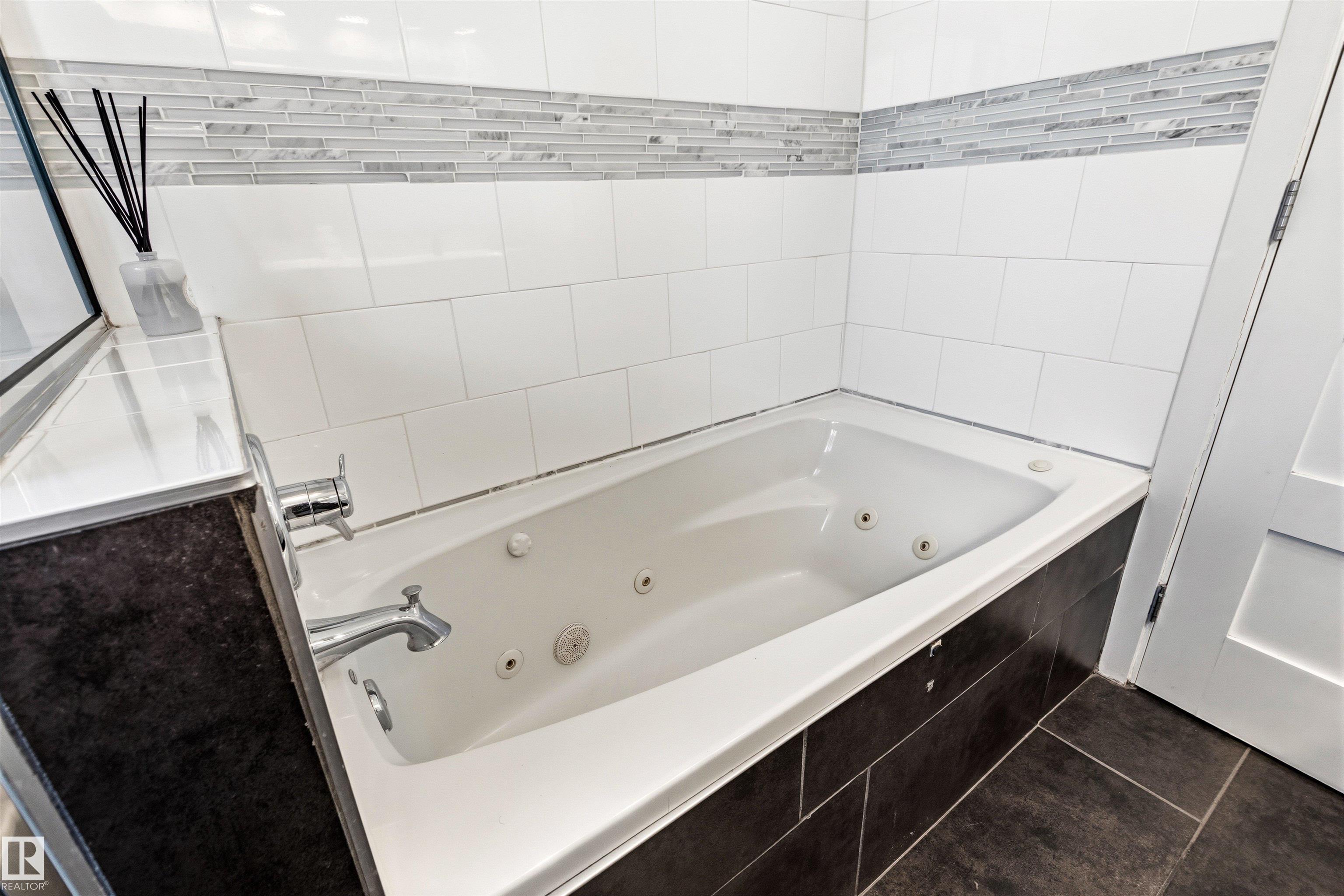 Photo 32 at 10916 60 Avenue NW, Pleasantview, Edmonton