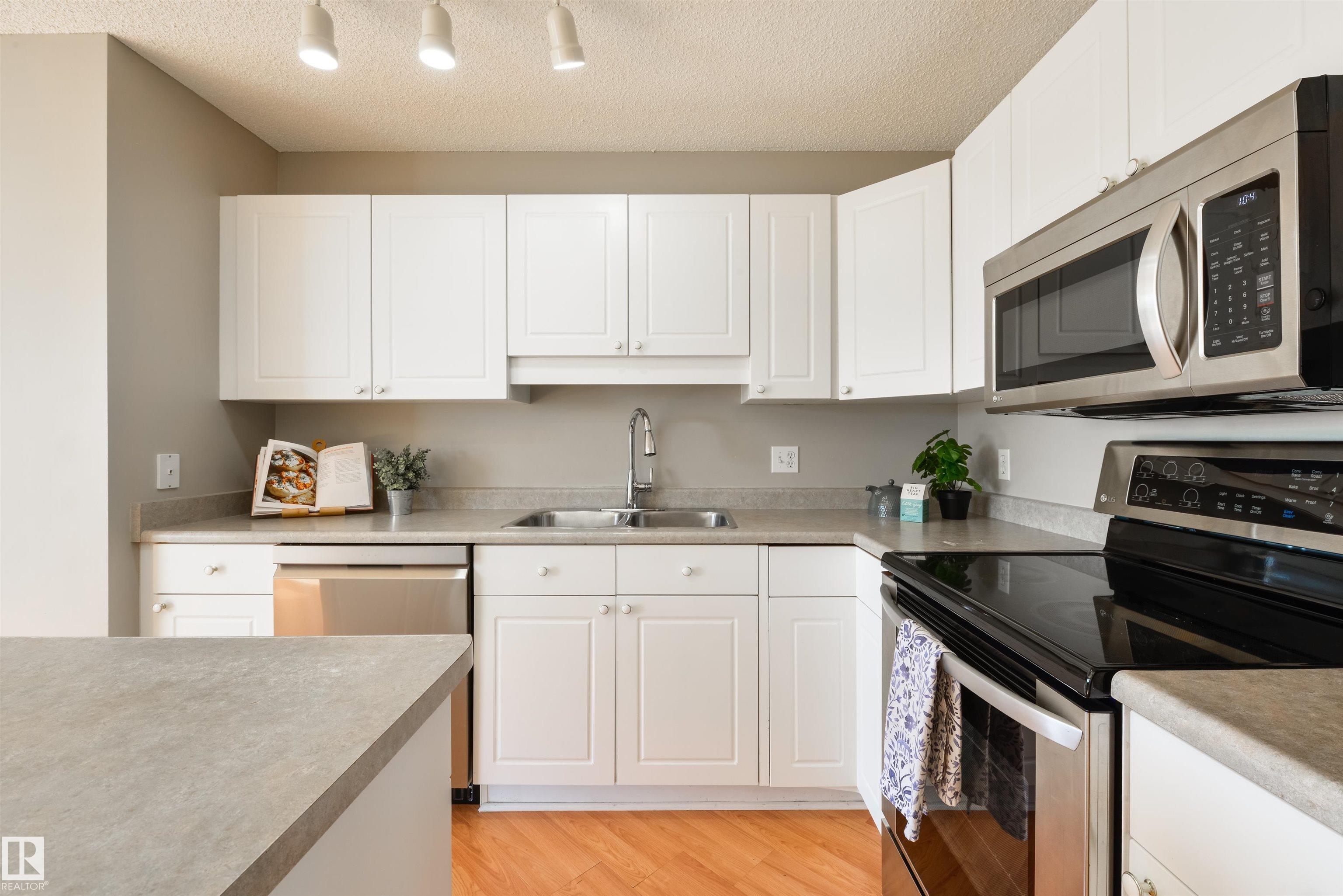 Photo 8 at 2923 30 Street NW, Silver Berry, Edmonton