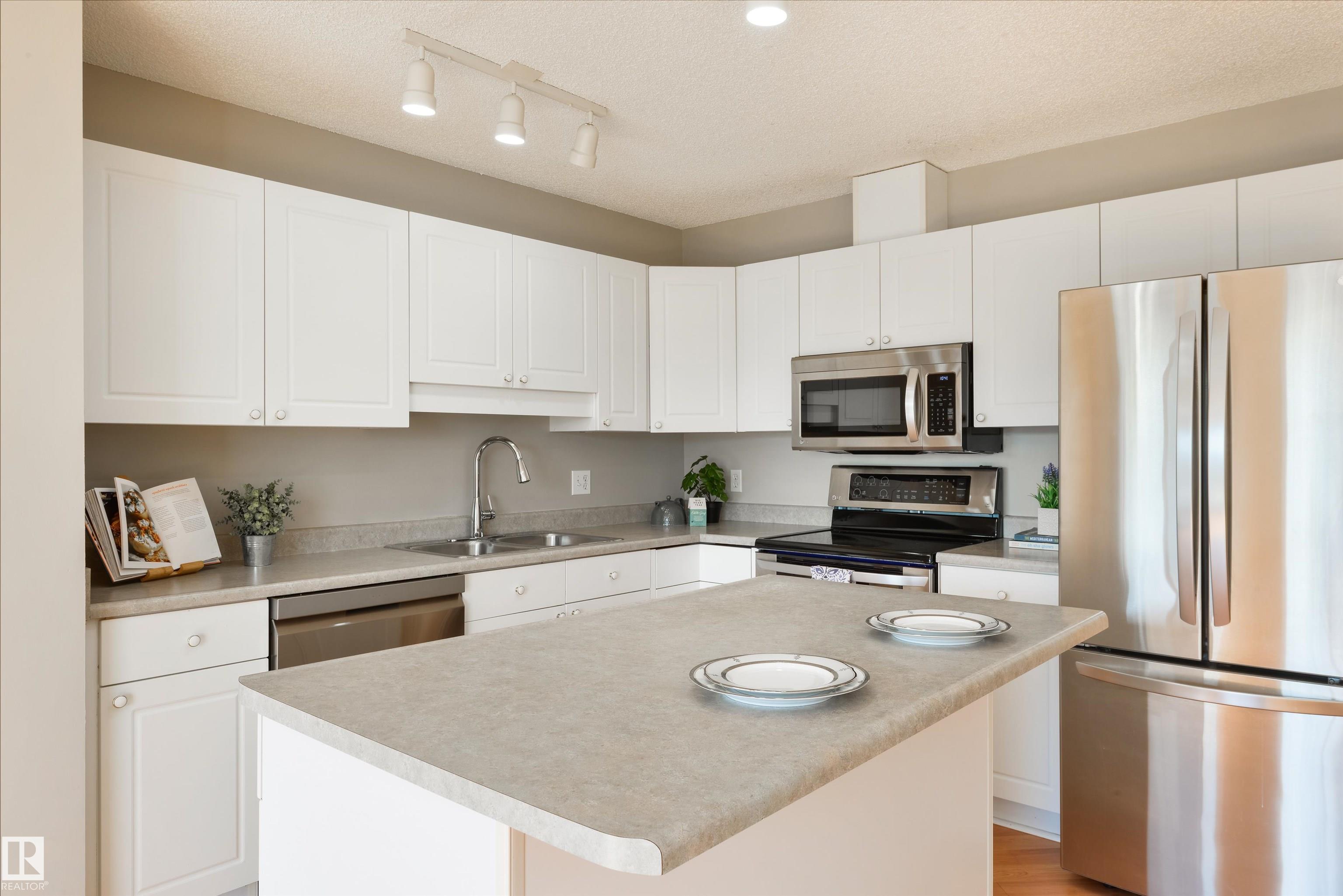 Photo 10 at 2923 30 Street NW, Silver Berry, Edmonton