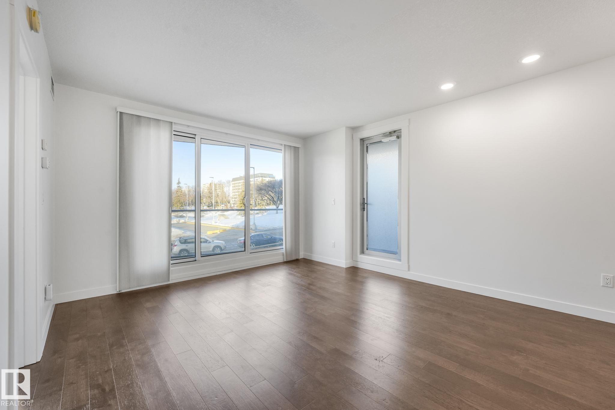 https://zimg.paragon.ice.com/ParagonImages/Property/PM/RAE/225398042/11/0/0/5affacf7edcea9c3615225f4d824b1bf/1/2ccade5cc8a363b1374b3b3147963f1b/225398042-3C4D7564-B67F-42AA-9270-FF9607304B8F.JPG