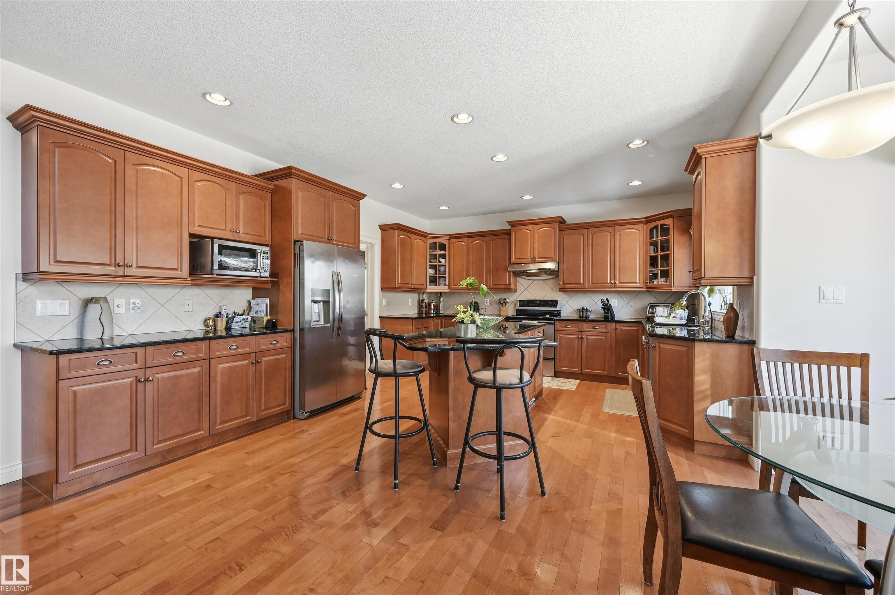 https://zimg.paragon.ice.com/ParagonImages/Property/PM/RAE/225398072/13/0/0/60f43999b5d77d81880b49ece0825bed/1/23d653308d5c5377d146c1548aad2dfb/225398072-fbfda760-b1d6-4e0b-badb-bbfdb0013733.JPG