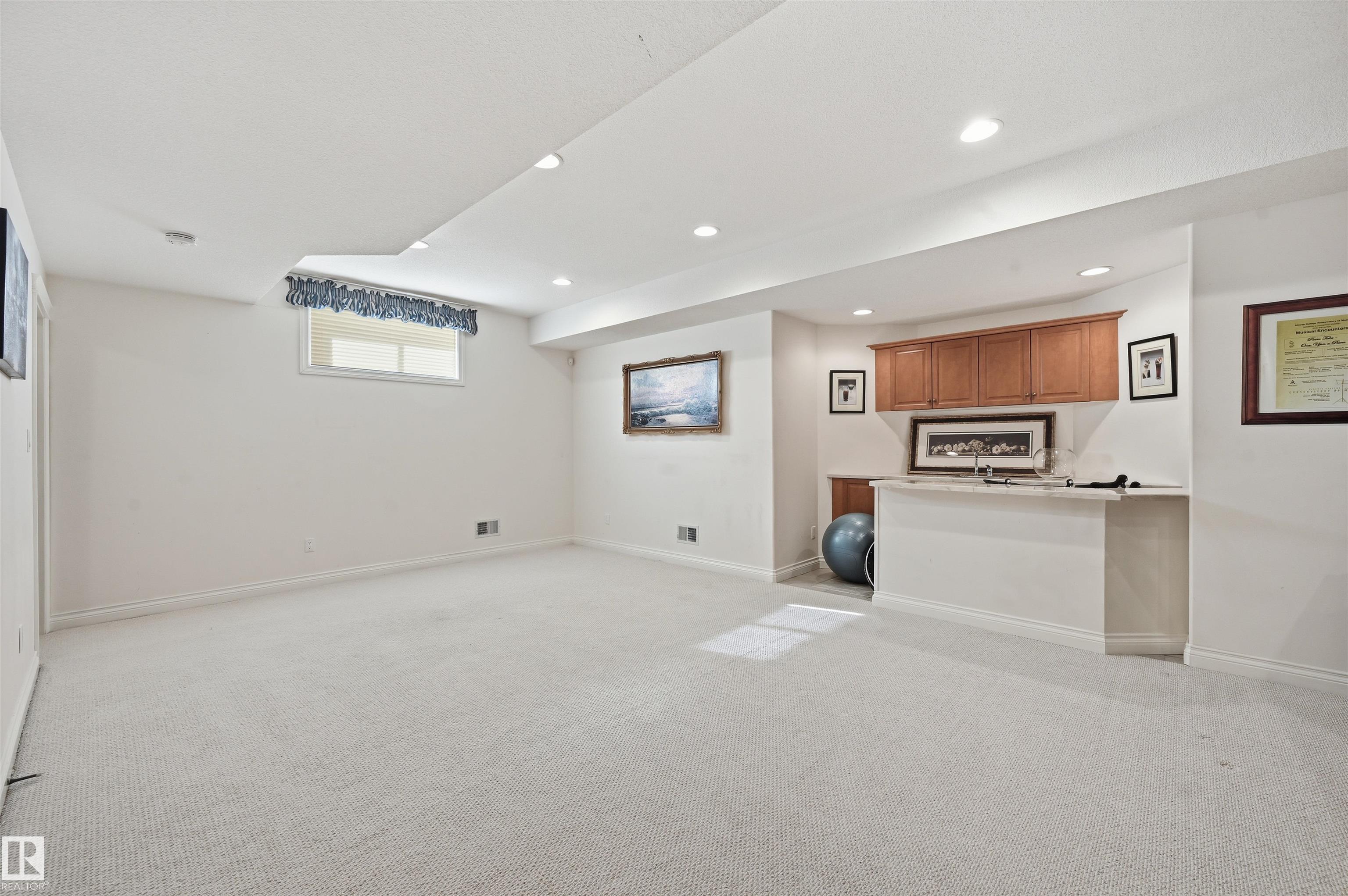 https://zimg.paragon.ice.com/ParagonImages/Property/PM/RAE/225398072/48/0/0/0bb388abf2f78832ba99bdc91eba415f/1/23d653308d5c5377d146c1548aad2dfb/225398072-fec2d8f9-8d07-49ef-b500-4a31e5596006.JPG