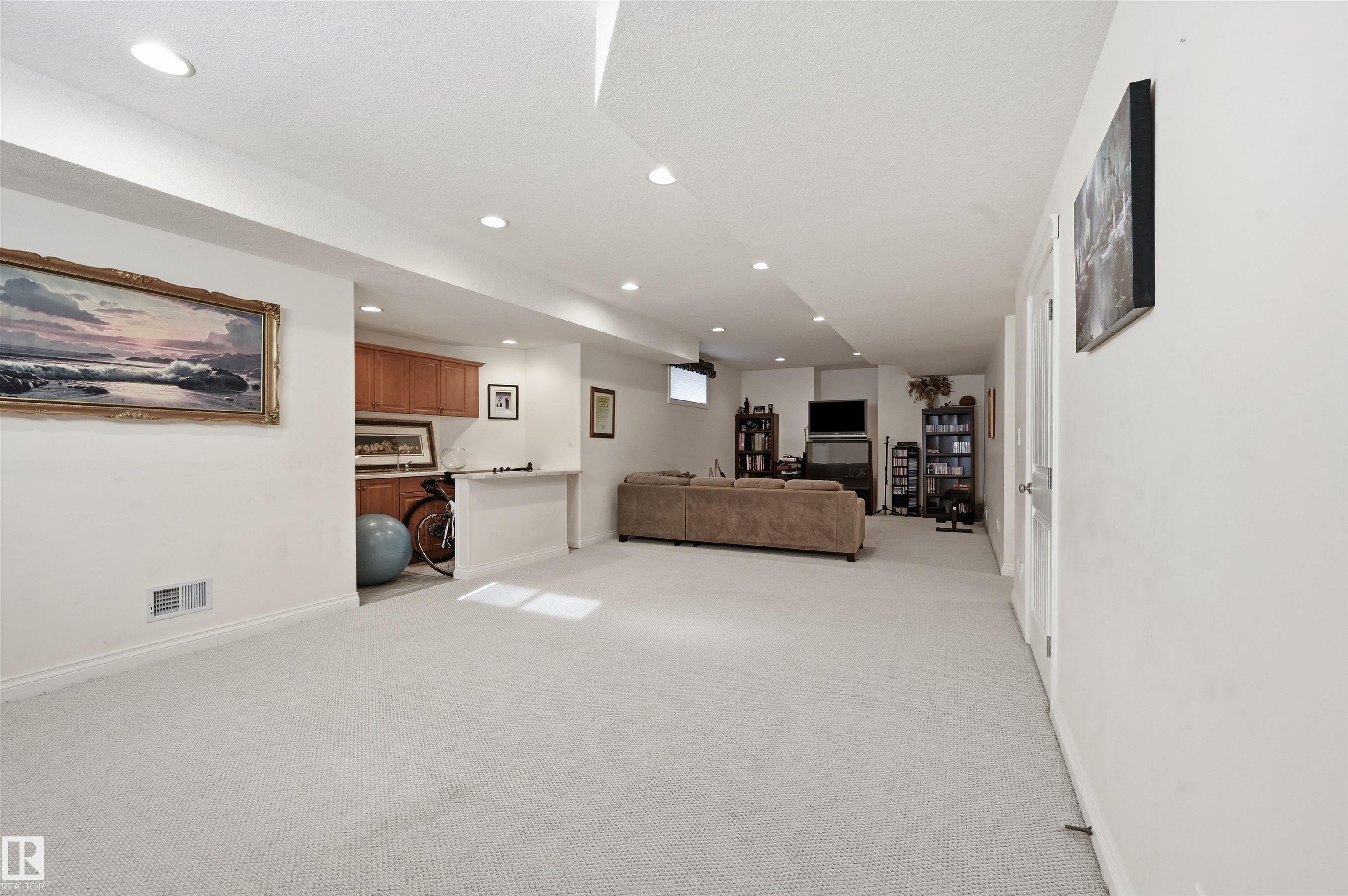 https://zimg.paragon.ice.com/ParagonImages/Property/PM/RAE/225398072/51/0/0/036dc74435bc39e1cd007d0febe1895c/1/23d653308d5c5377d146c1548aad2dfb/225398072-cd71f200-8923-4ed6-941d-2a66de3987dc.JPG
