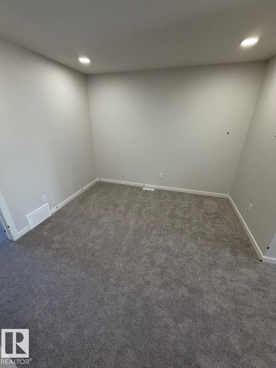 https://zimg.paragon.ice.com/ParagonImages/Property/PM/RAE/225398117/8/0/0/2671cb44fabd7c9642085f894628da14/1/64b9f067086f187a9e7df3545d909d9b/225398117-dde1b658-0ff4-4360-8f6e-568cf7739514.JPG