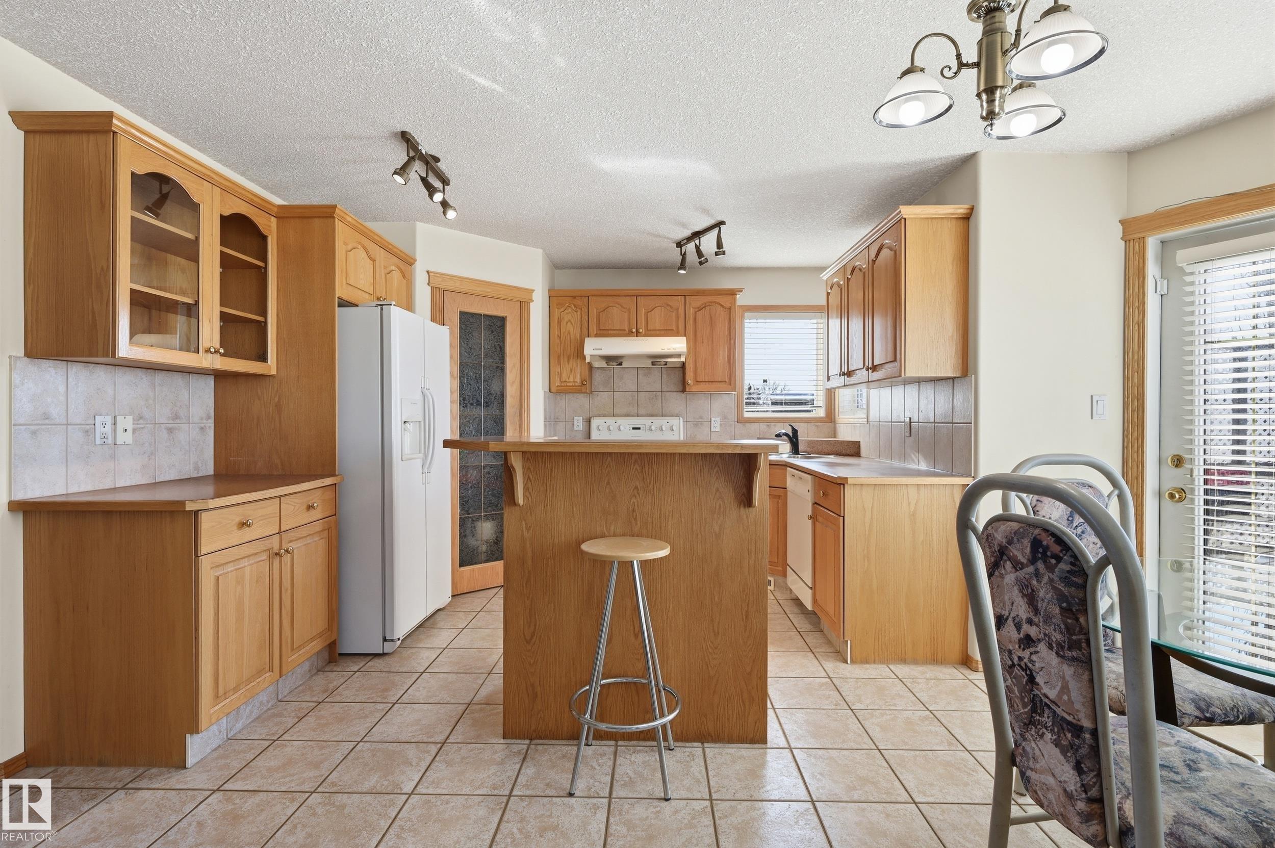 Photo 16 at 10331 156 Avenue NW, Beaumaris, Edmonton