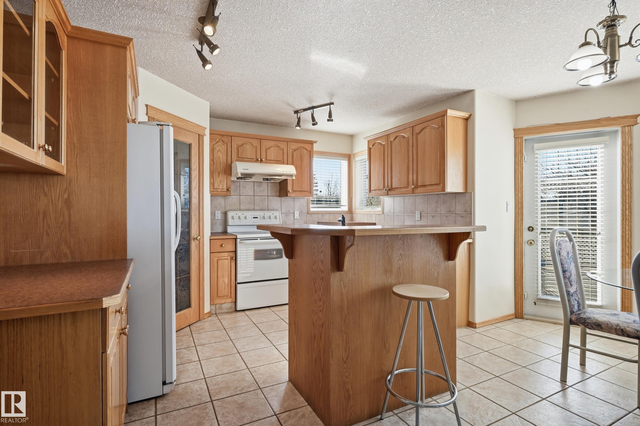 Photo 17 at 10331 156 Avenue NW, Beaumaris, Edmonton