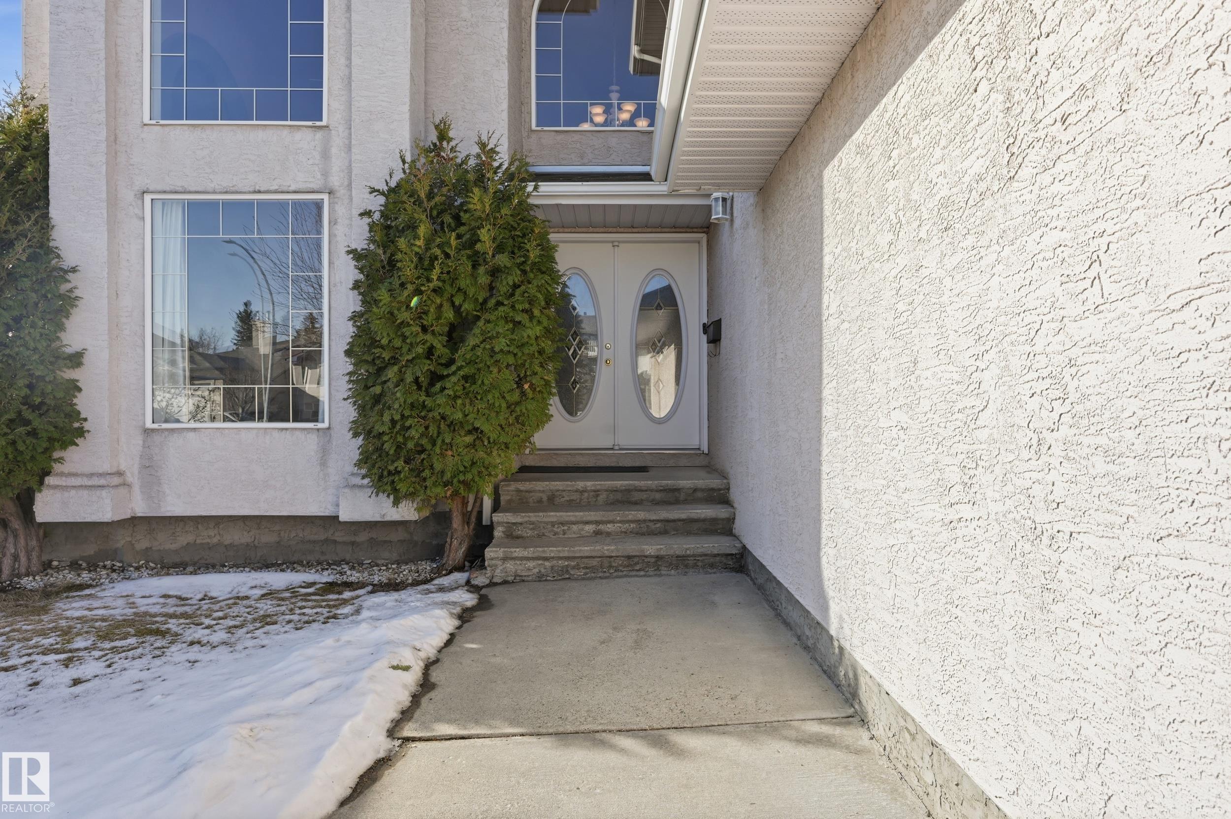 Photo 4 at 10331 156 Avenue NW, Beaumaris, Edmonton