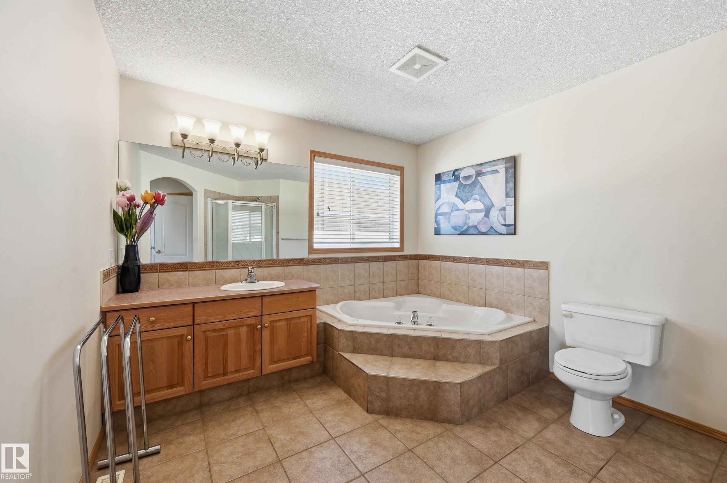 Photo 33 at 10331 156 Avenue NW, Beaumaris, Edmonton