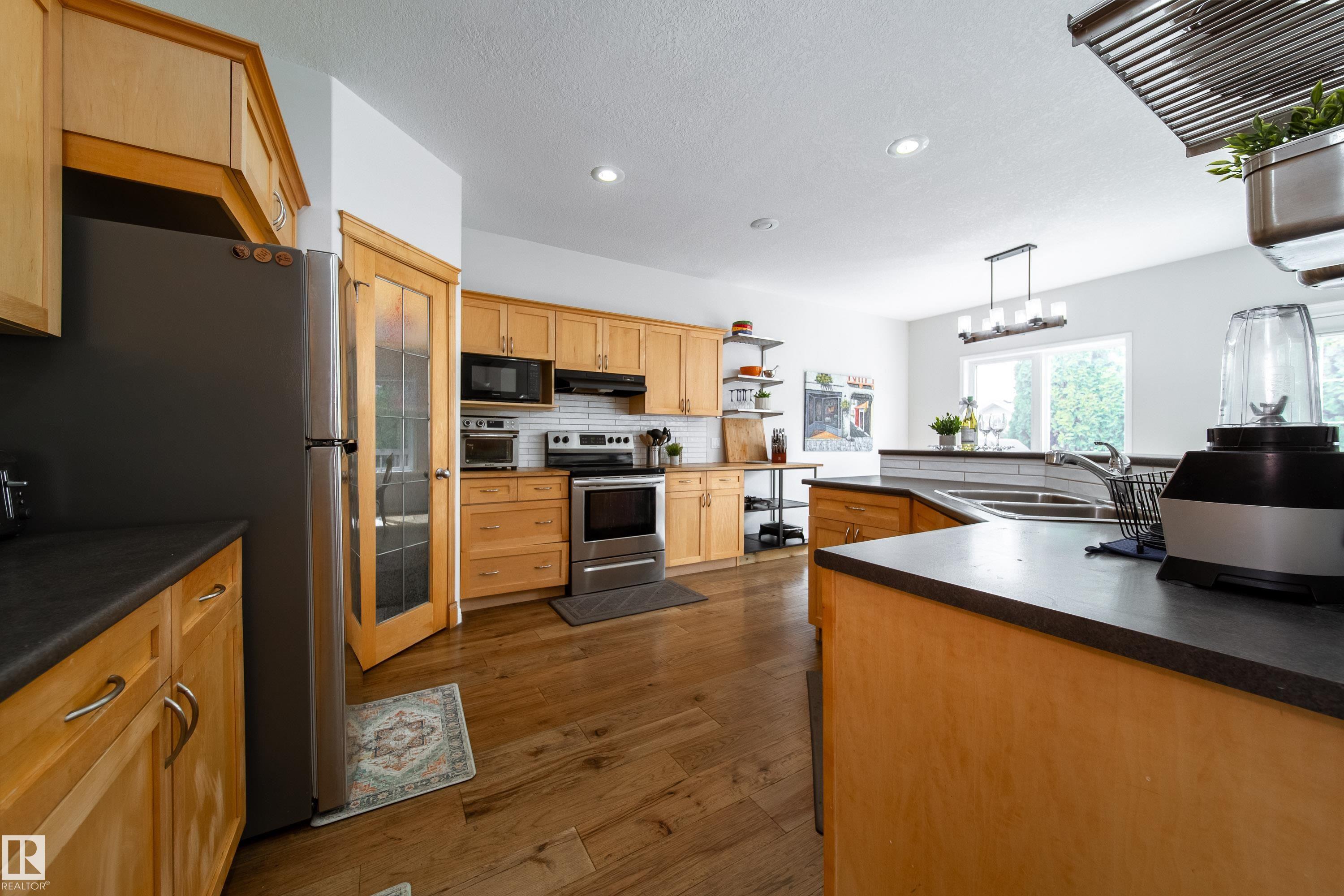 Photo 11 at 1205 Ormsby Lane NW, Ormsby Place, Edmonton