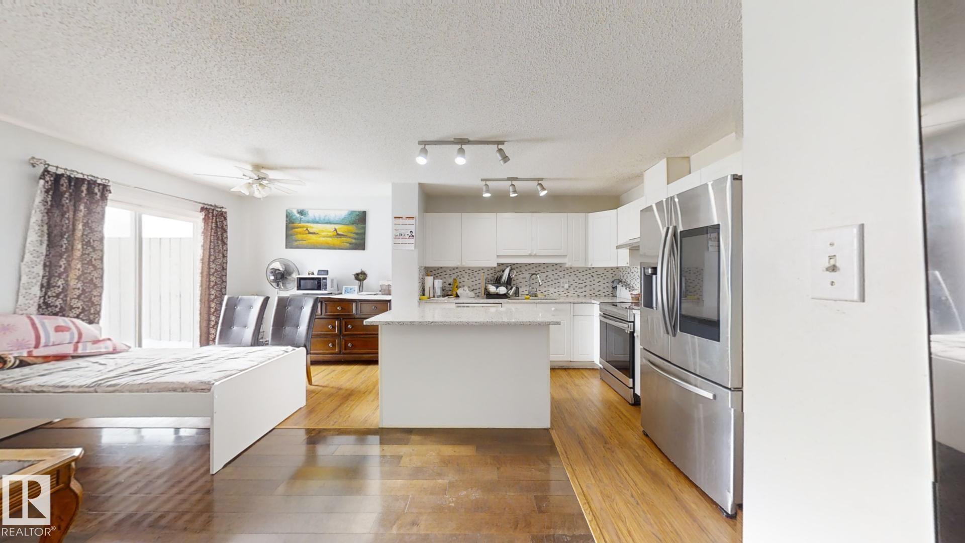 Photo 6 at 3023 31 Avenue NW, Silver Berry, Edmonton