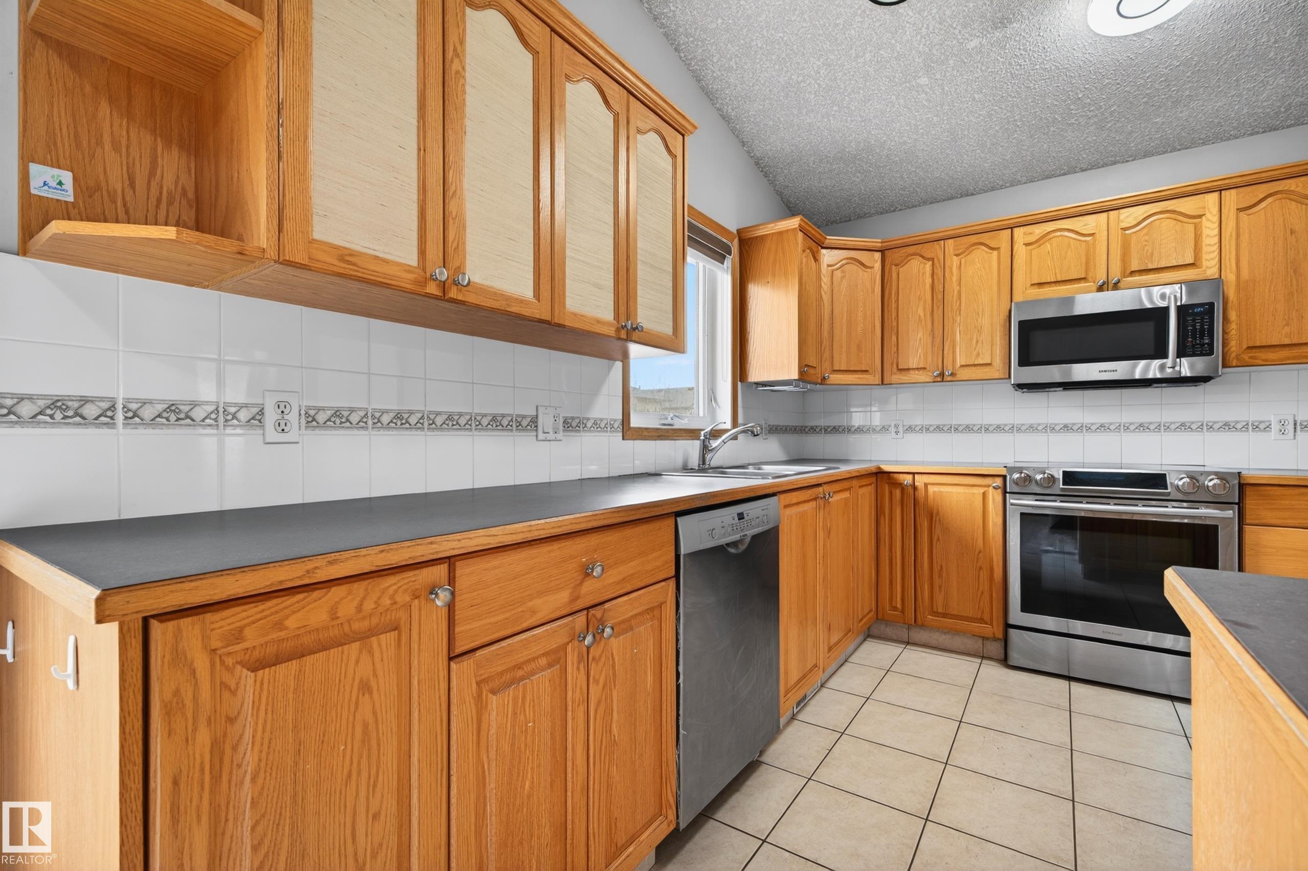 https://zimg.paragon.ice.com/ParagonImages/Property/PM/RAE/225398280/15/0/0/1c52139b1d5e86981a82526fc2770930/1/f17671ef1aa5a421a5f80cac9ca26d29/225398280-e22717a3-2c58-4596-9019-0e13a802c046.JPG