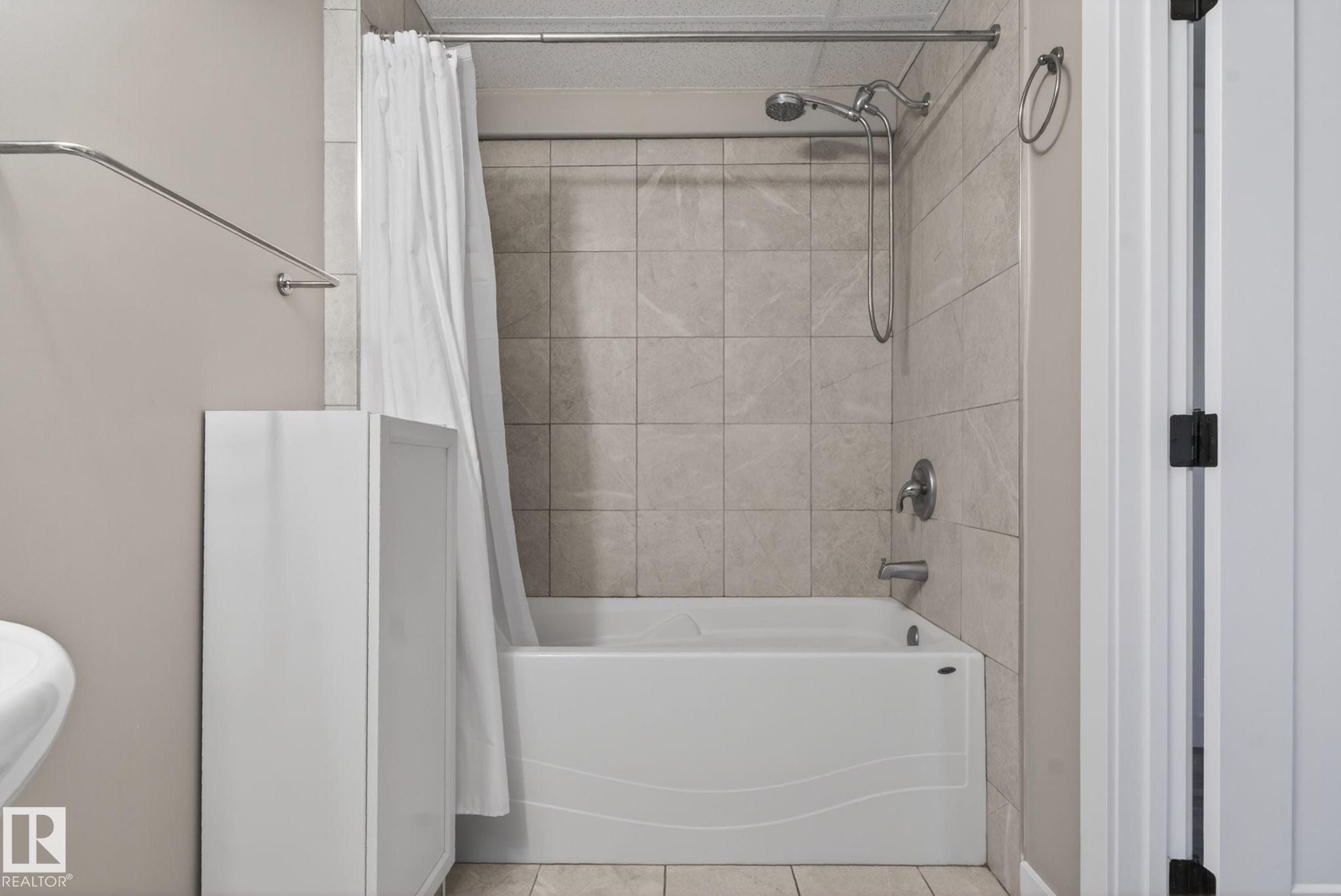 https://zimg.paragon.ice.com/ParagonImages/Property/PM/RAE/225398294/45/0/0/dd7bed33f3cb4ea81bc8837cea7bdc2d/1/f36d99b2f10a77b2c1966e5f8195df48/225398294-bad01032-5454-49ef-81bb-621c1a850b09.JPG