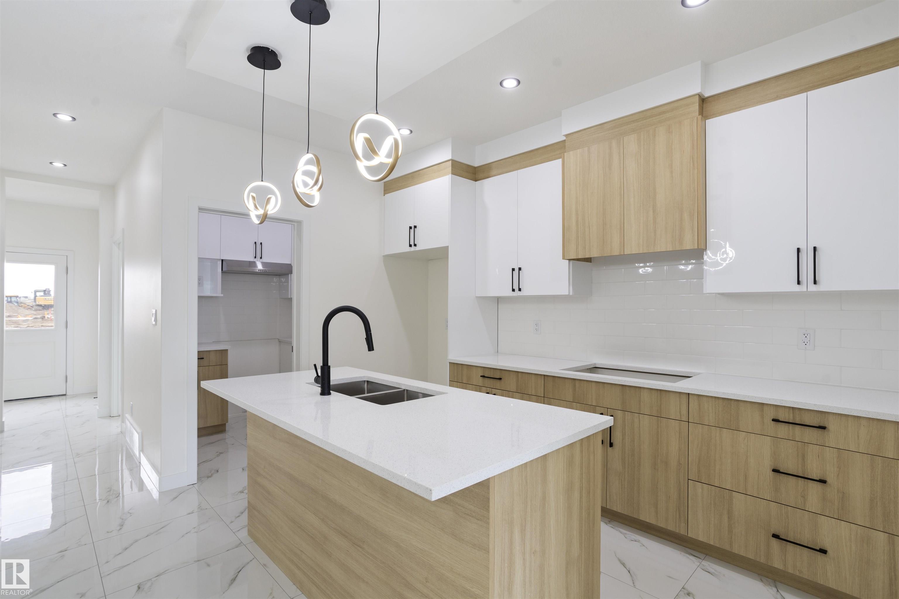 https://zimg.paragon.ice.com/ParagonImages/Property/PM/RAE/225398331/11/0/0/e346cfbbd33d483a876ff03e5887163d/1/d4be34fc4ad73c1e61e3d8dfcd605797/225398331-d8c18bb7-07ae-4dc4-a48b-280d7fef630b.JPG