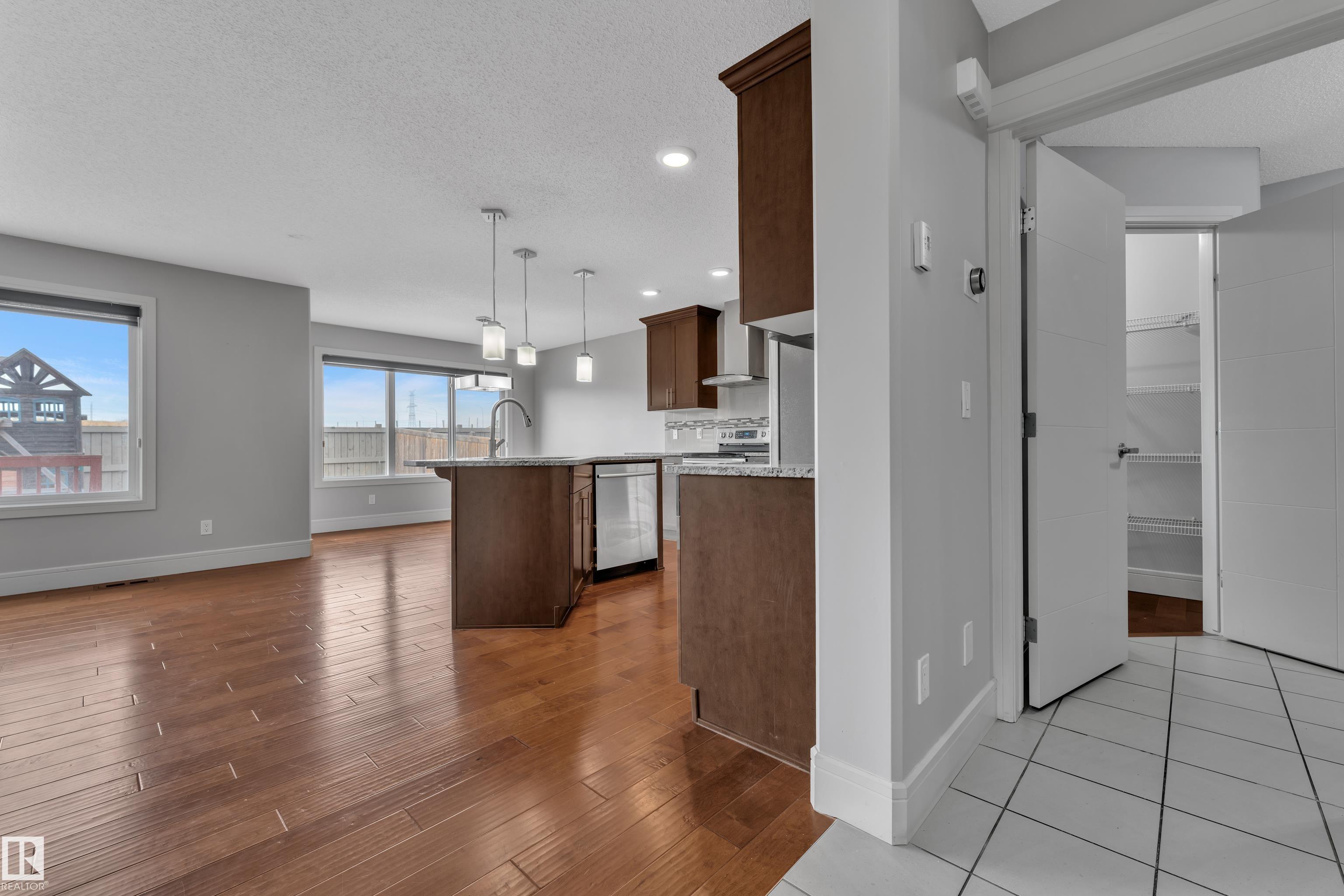 https://zimg.paragon.ice.com/ParagonImages/Property/PM/RAE/225398332/11/0/0/b6eb36ff9e710860c8c371064d9dd9af/1/9721f58f35395e9fd643d5d28673c232/225398332-41db5fee-e33d-45fd-a871-f45eceb84981.JPG
