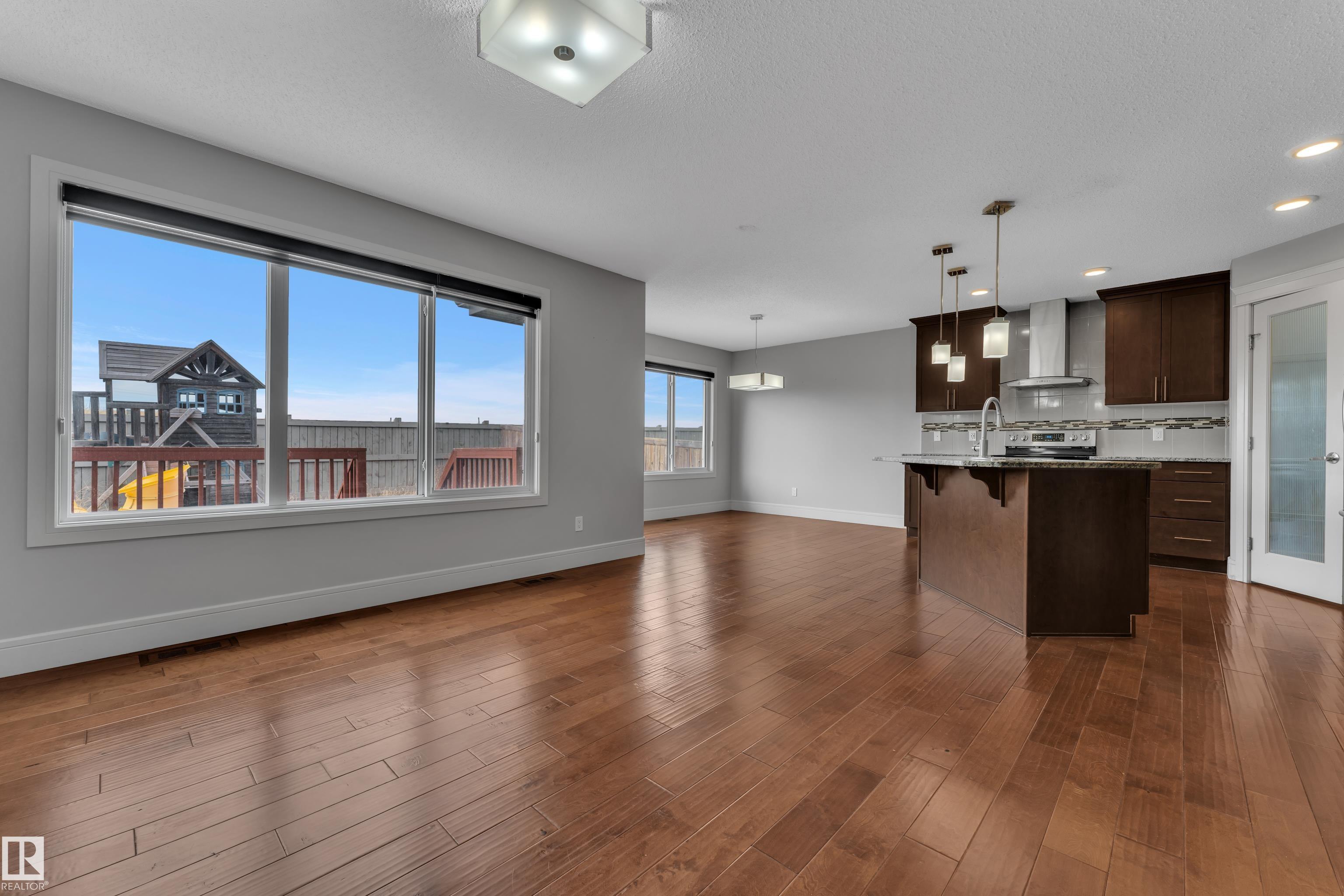 https://zimg.paragon.ice.com/ParagonImages/Property/PM/RAE/225398332/15/0/0/e9db7b88e5c3c3a6804c20b1ee933546/1/9721f58f35395e9fd643d5d28673c232/225398332-cc328b74-65f8-4def-ac6f-7baa42b47950.JPG