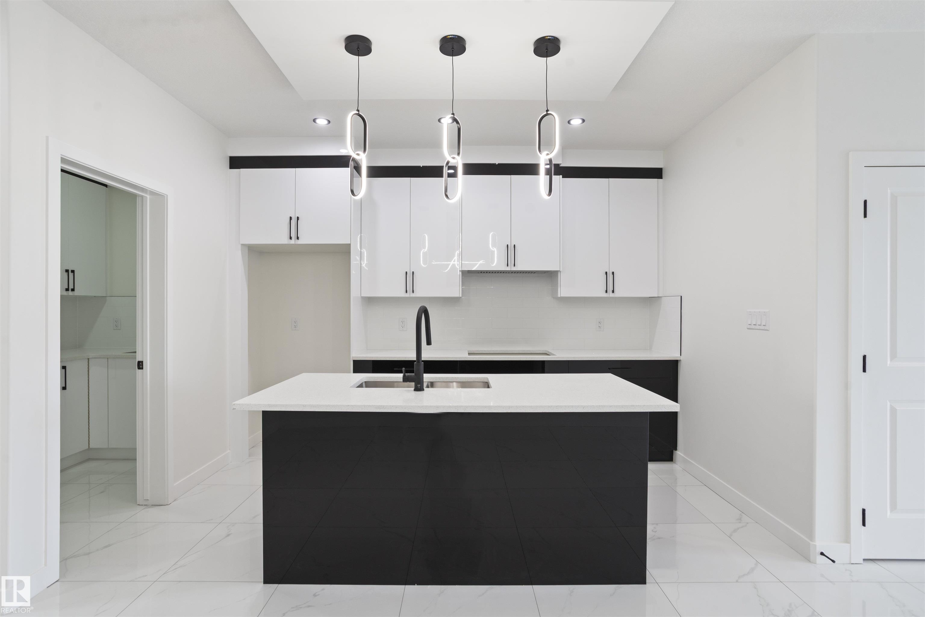 https://zimg.paragon.ice.com/ParagonImages/Property/PM/RAE/225398335/10/0/0/0af2fad4a88a2bcd2810225f62458de3/1/f2bf2e5007a31aaba1d17b87b61c095b/225398335-411015f4-a8e6-4a48-ae0f-efe95a2a99b5.JPG